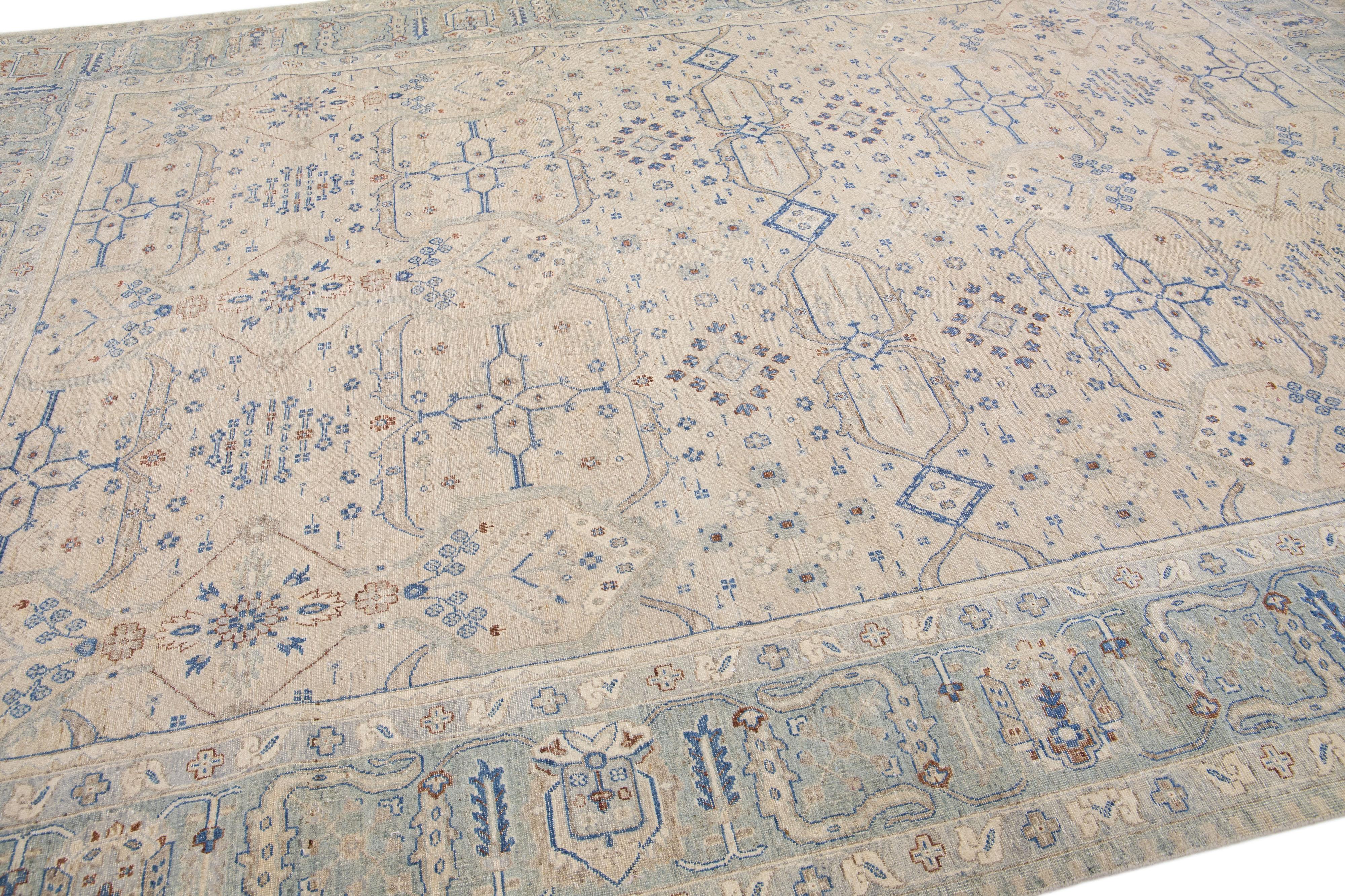 Noué à la main Tapis indien moderne en laine  fleurs beige fait  la main par Apadana en vente