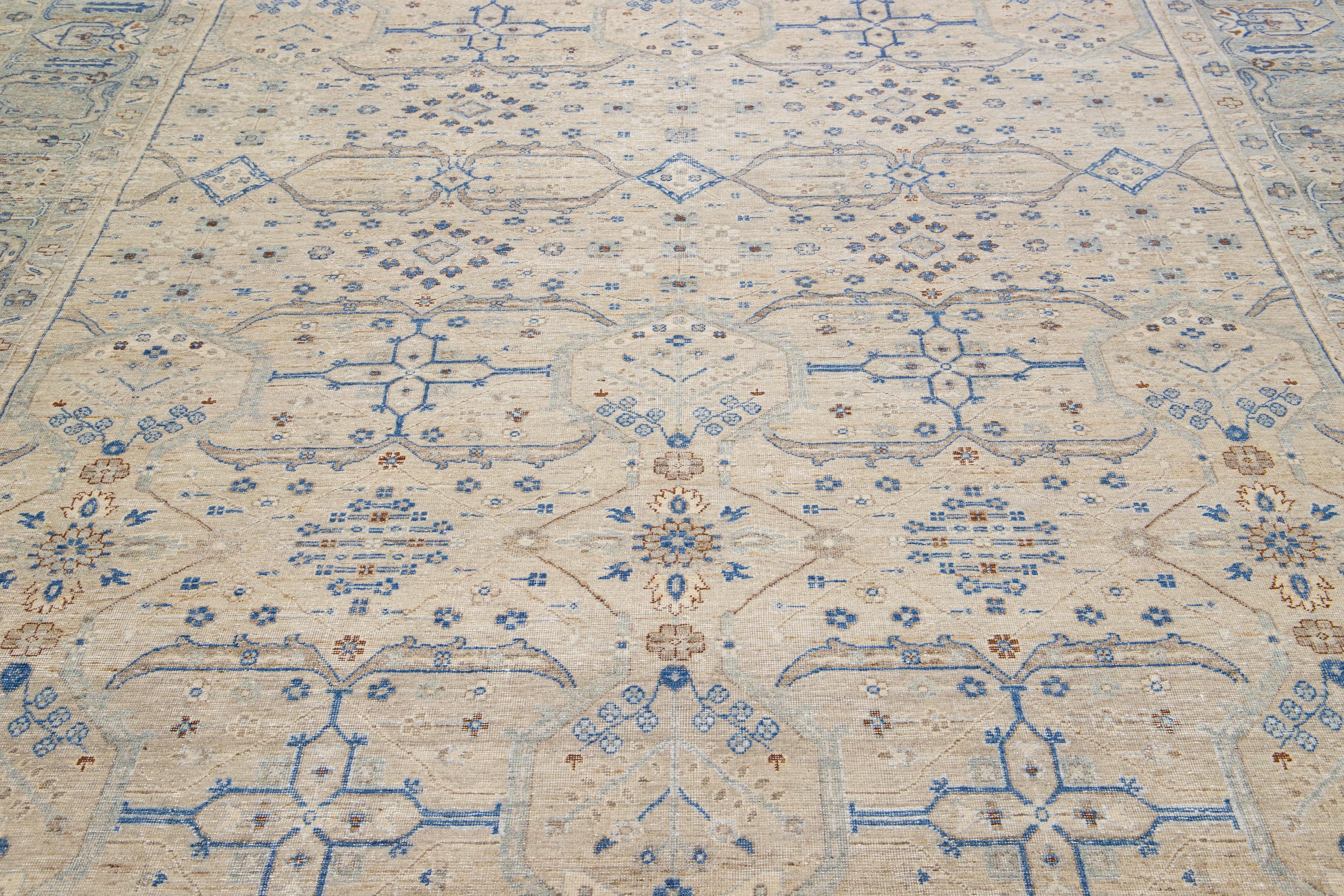 Moderner indischer handgefertigter geometrischer Wollteppich von Apadana in Beige (21. Jahrhundert und zeitgenössisch) im Angebot
