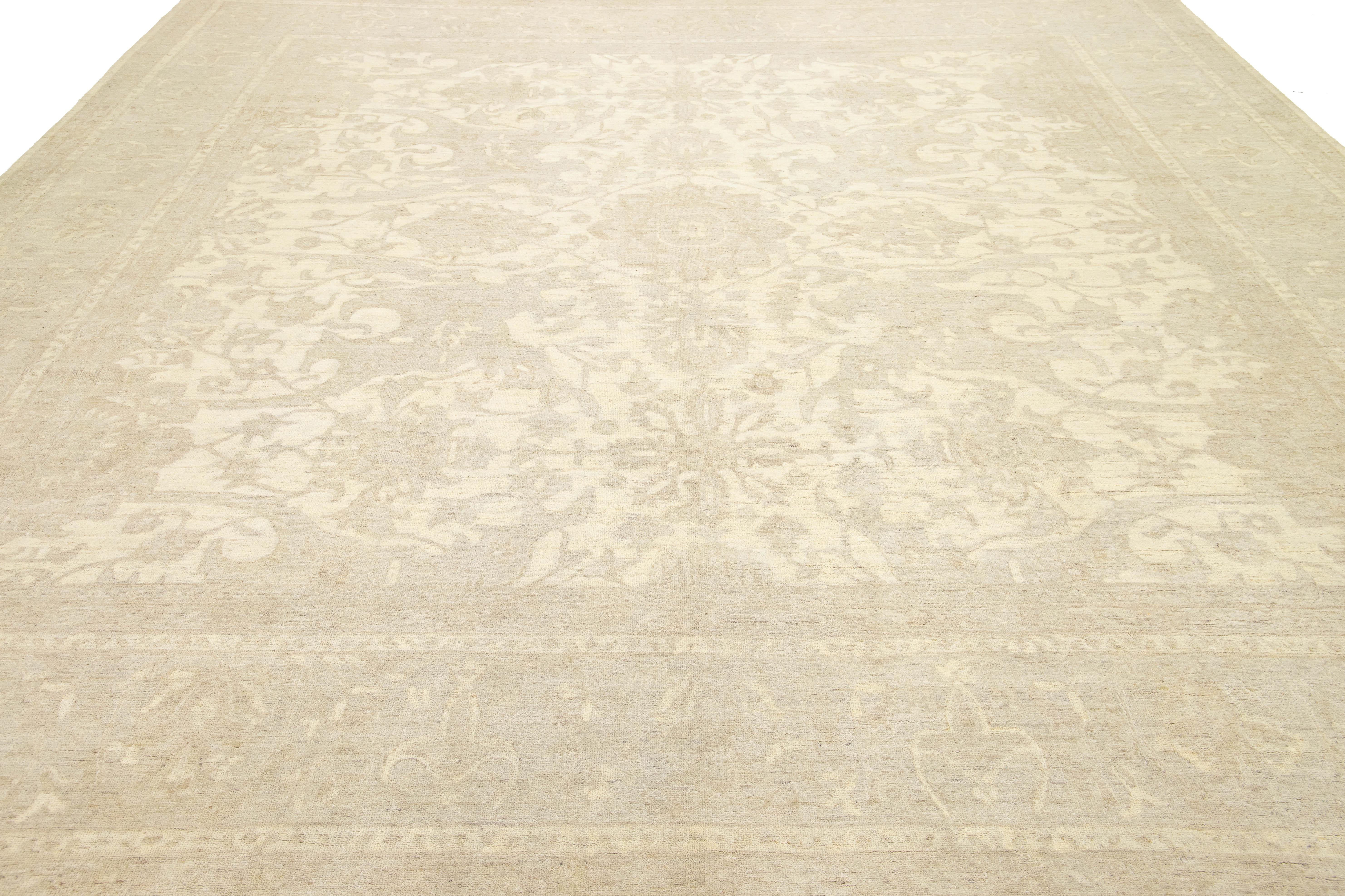 Découvrez l'élégance de l'artisanat avec cet exquis tapis indien moderne Peshawar en laine florale nouée à la main. Habilement tissé par des artisans, ce tapis présente un superbe motif floral qui ajoute une touche de sophistication à n'importe quel