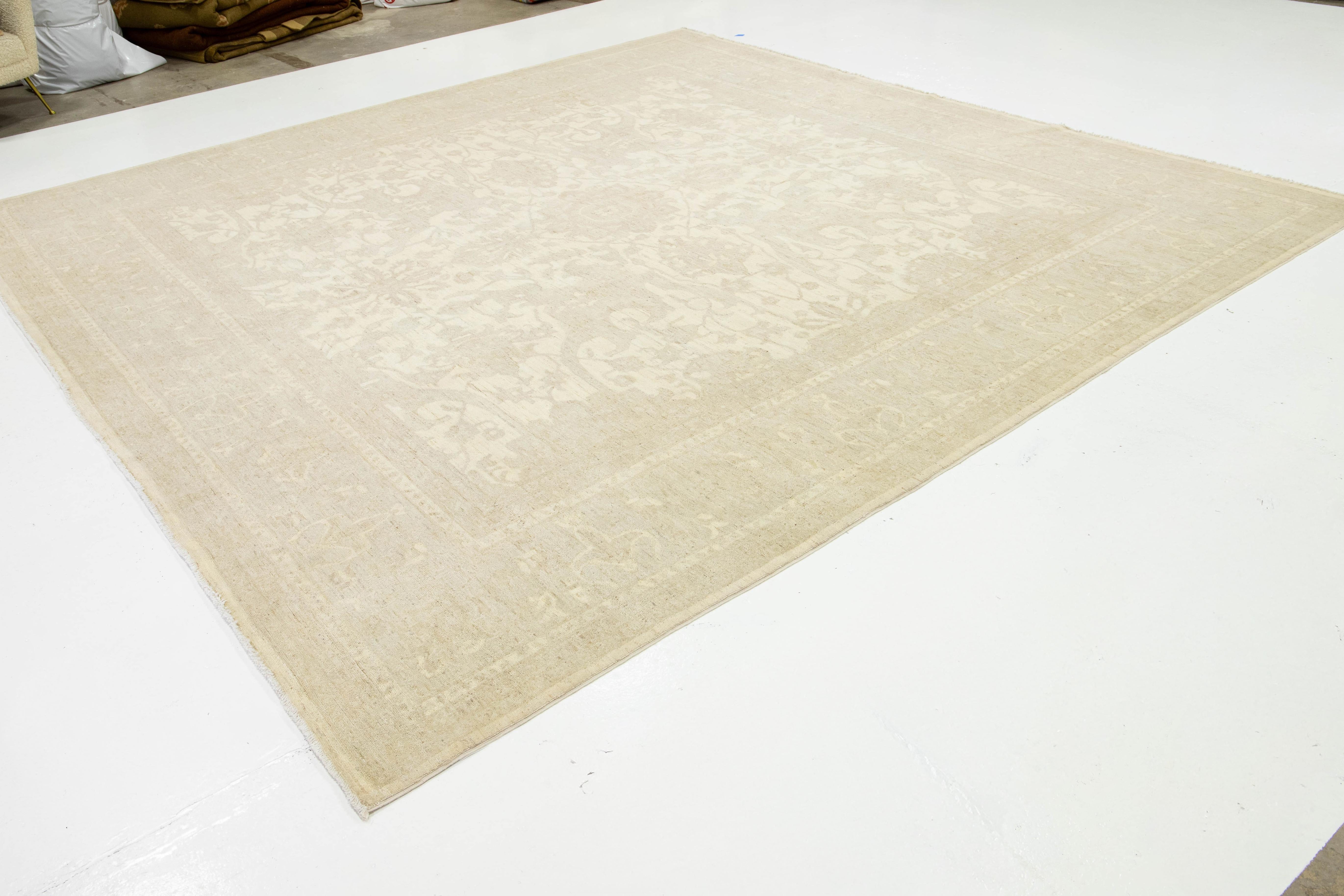 Moderne Tapis carré en laine beige moderne indien Peshawar noué à la main avec motif floral en vente
