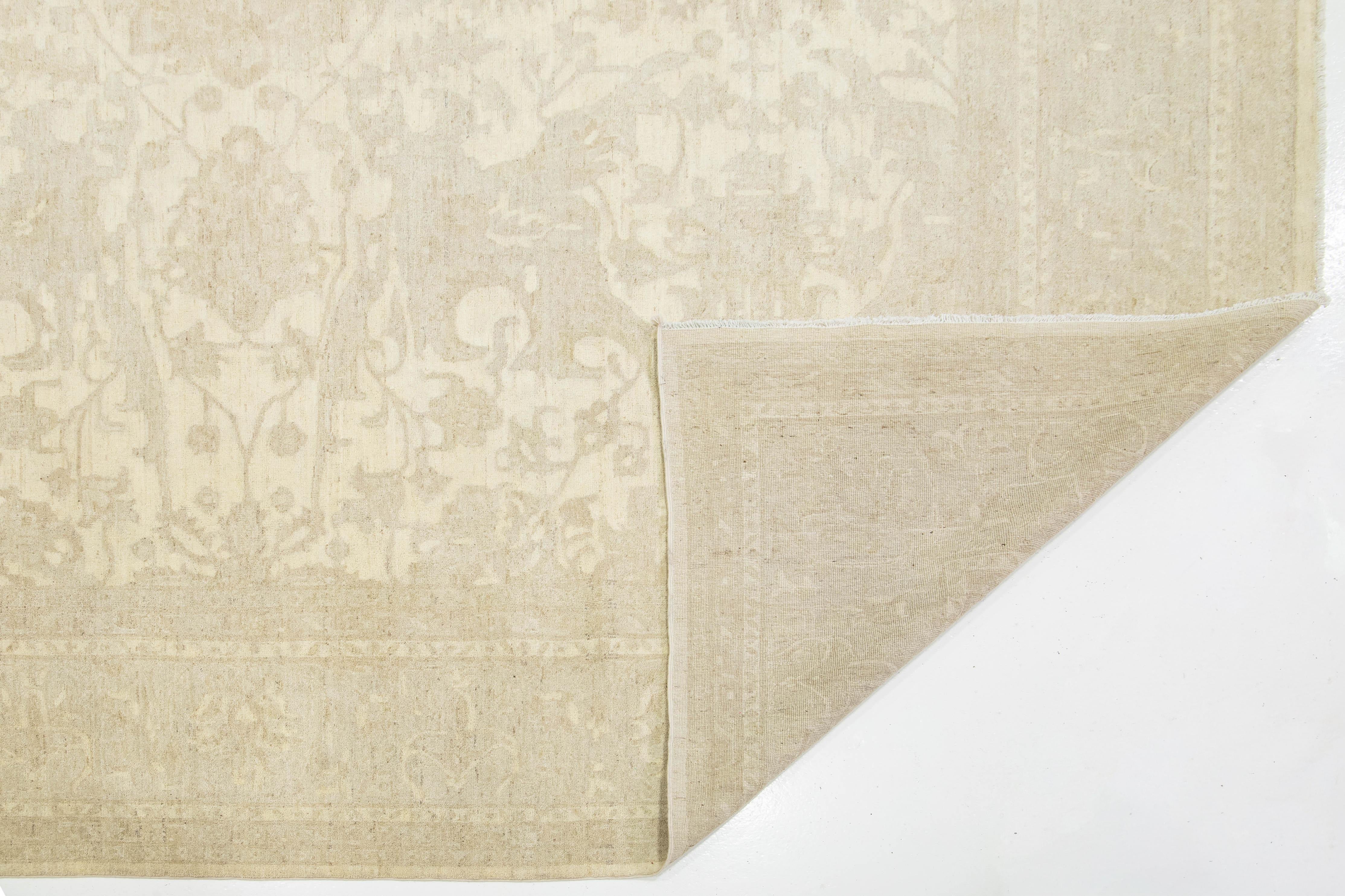 Pakistanais Tapis carré en laine beige moderne indien Peshawar noué à la main avec motif floral en vente