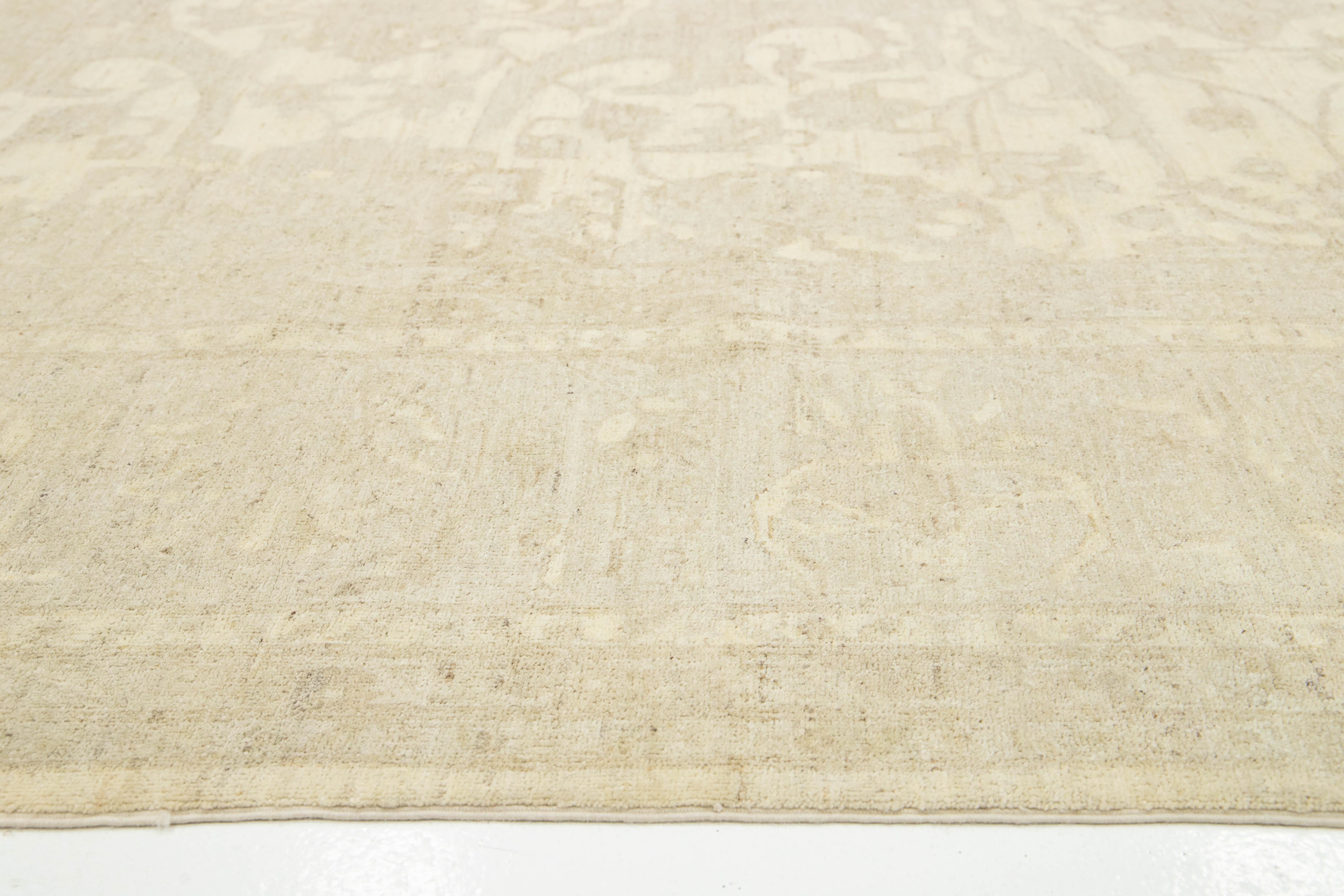 Noué à la main Tapis carré en laine beige moderne indien Peshawar noué à la main avec motif floral en vente