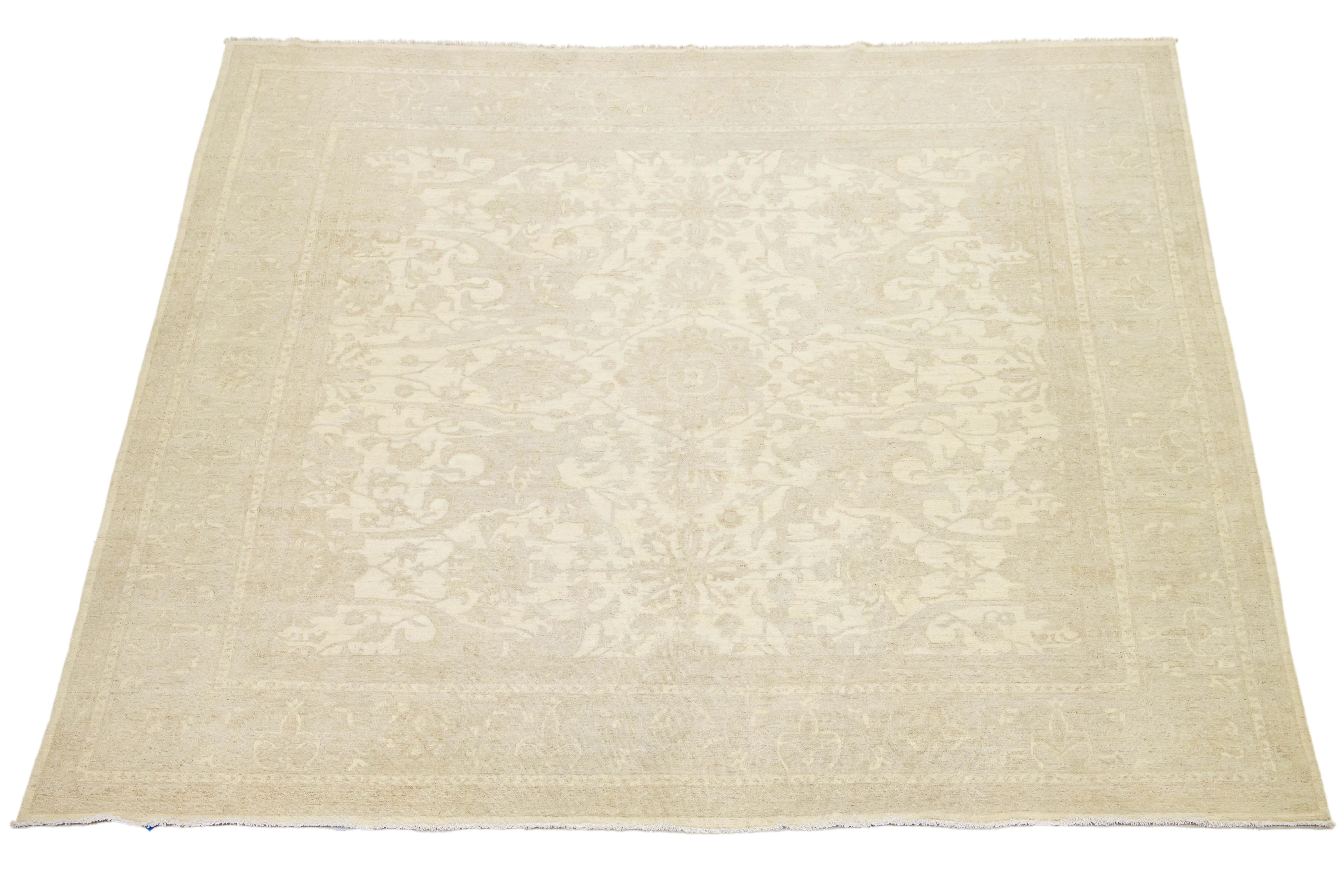 Tapis carré en laine beige moderne indien Peshawar noué à la main avec motif floral en vente 1