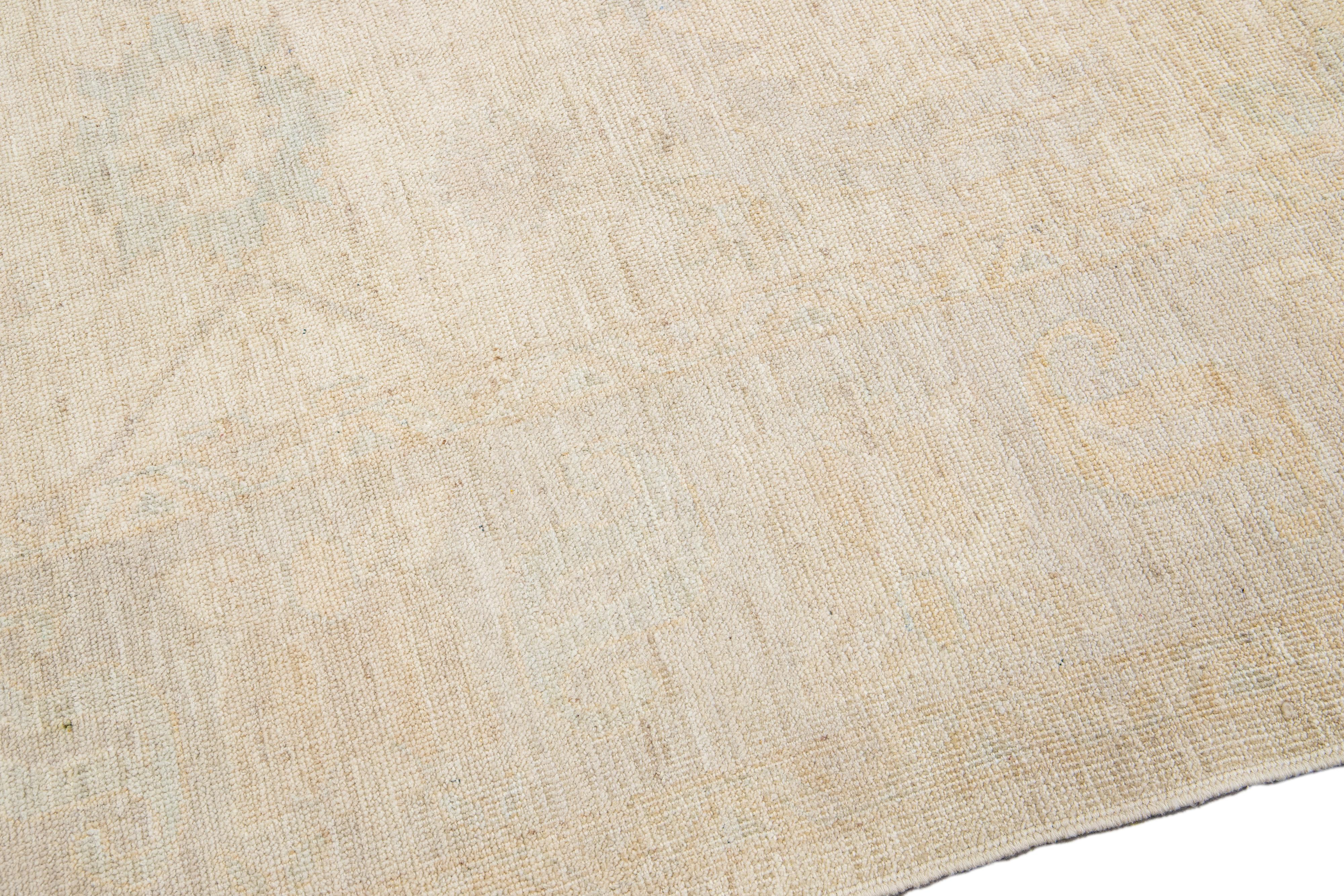 Tapis Khotan moderne en laine beige, fait à la main et entièrement conçu en vente 2