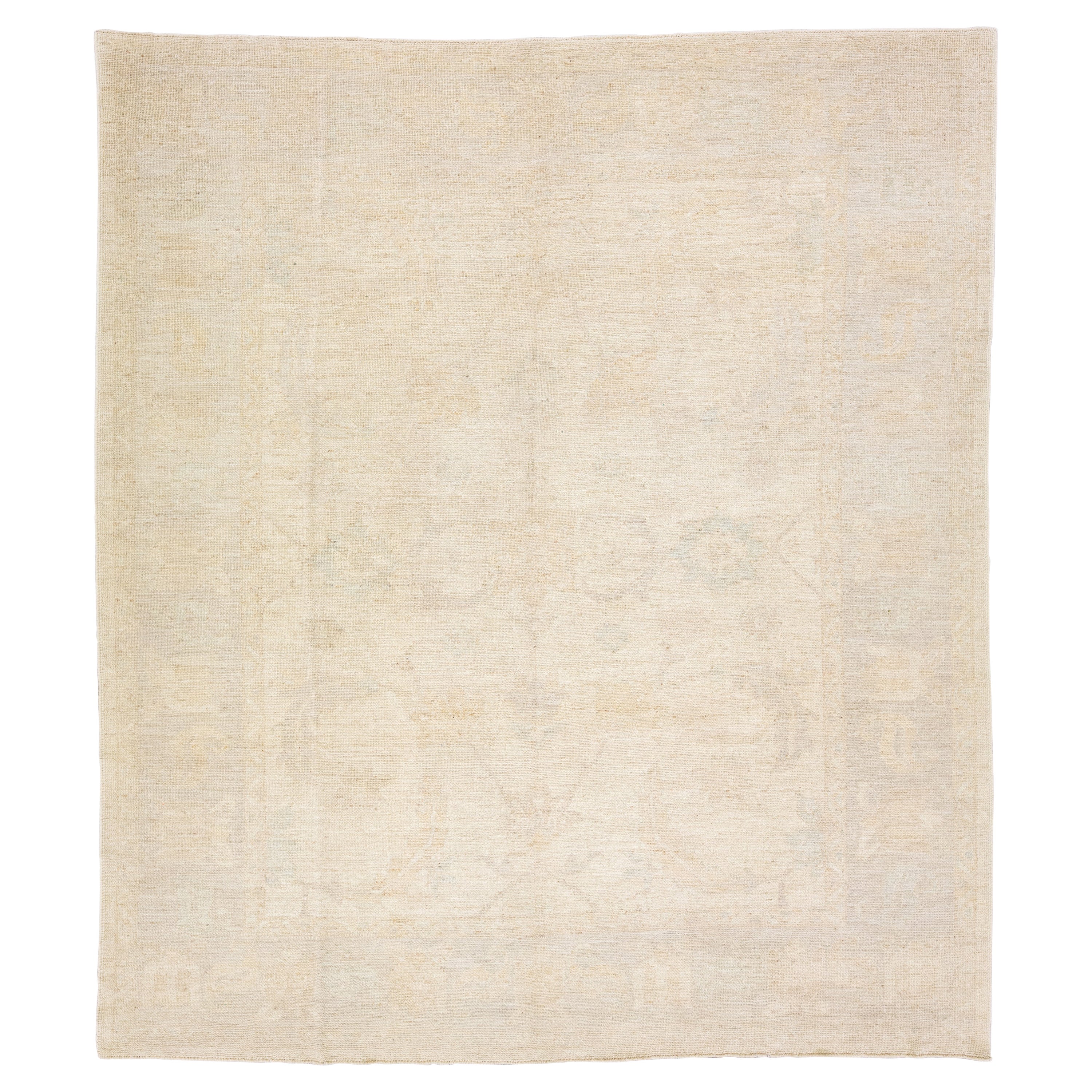 Tapis Khotan moderne en laine beige, fait à la main et entièrement conçu en vente