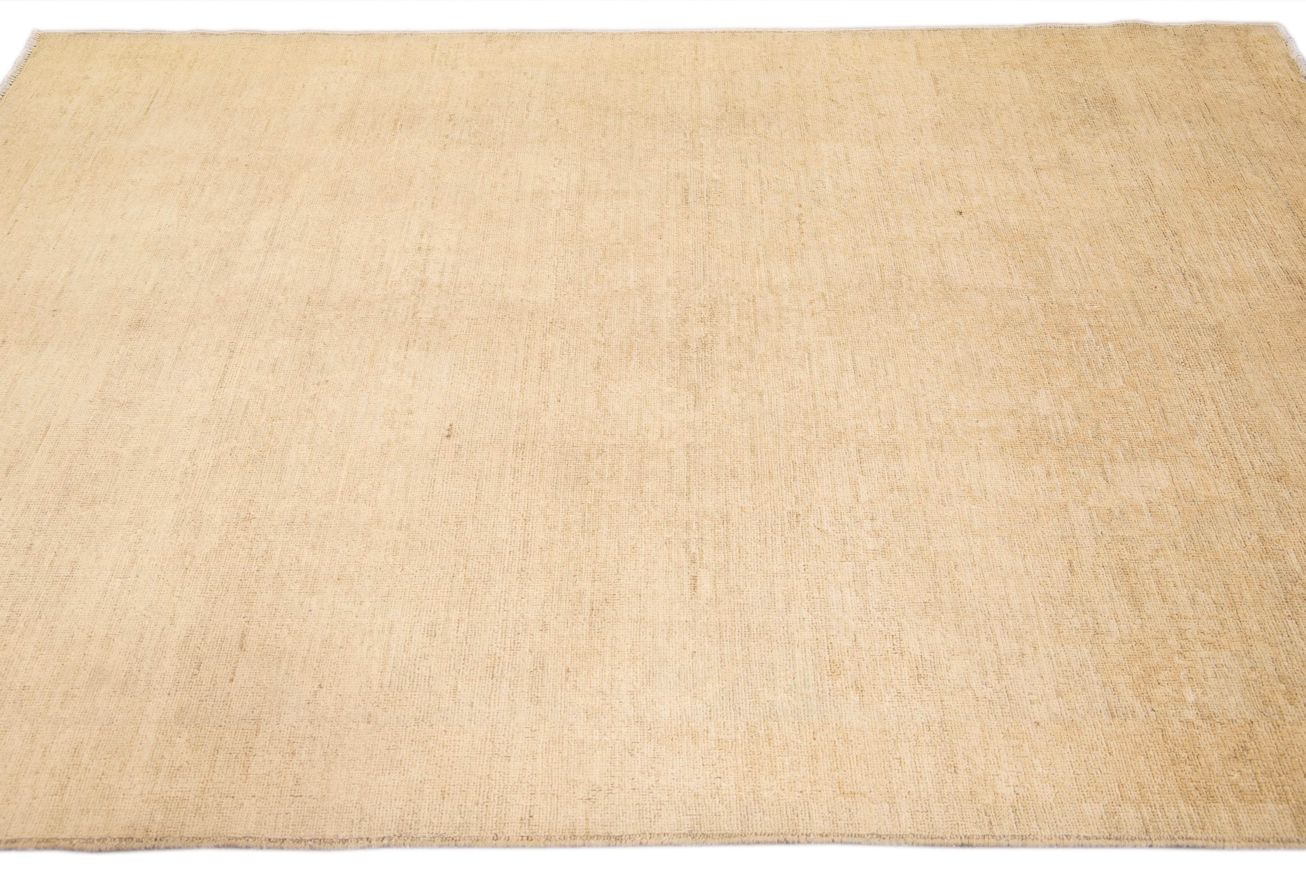 Pakistanais Tapis en laine beige de style Khotan moderne et fait à la main, entièrement conçu en vente