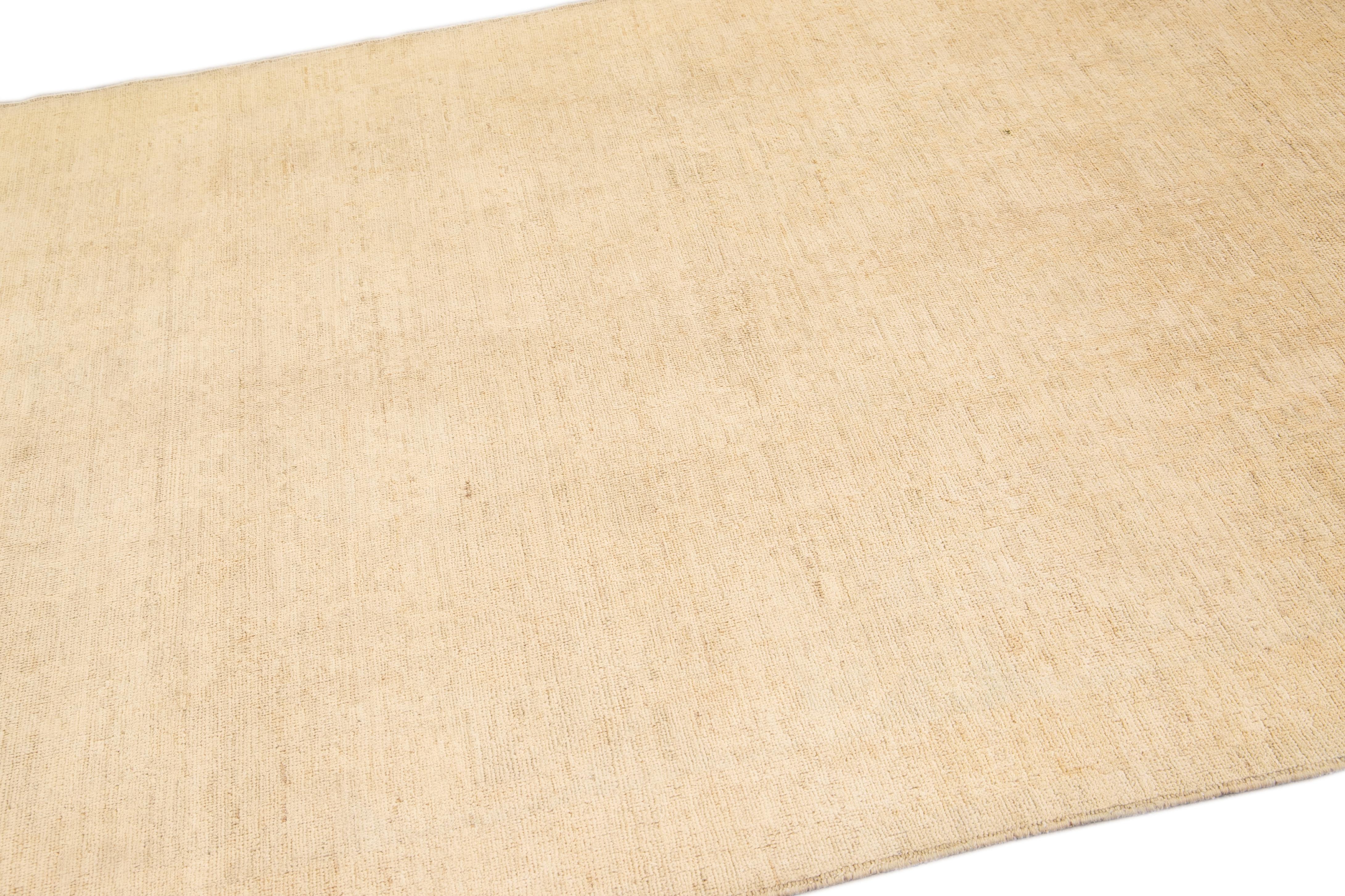 Tapis en laine beige de style Khotan moderne et fait à la main, entièrement conçu Neuf - En vente à Norwalk, CT