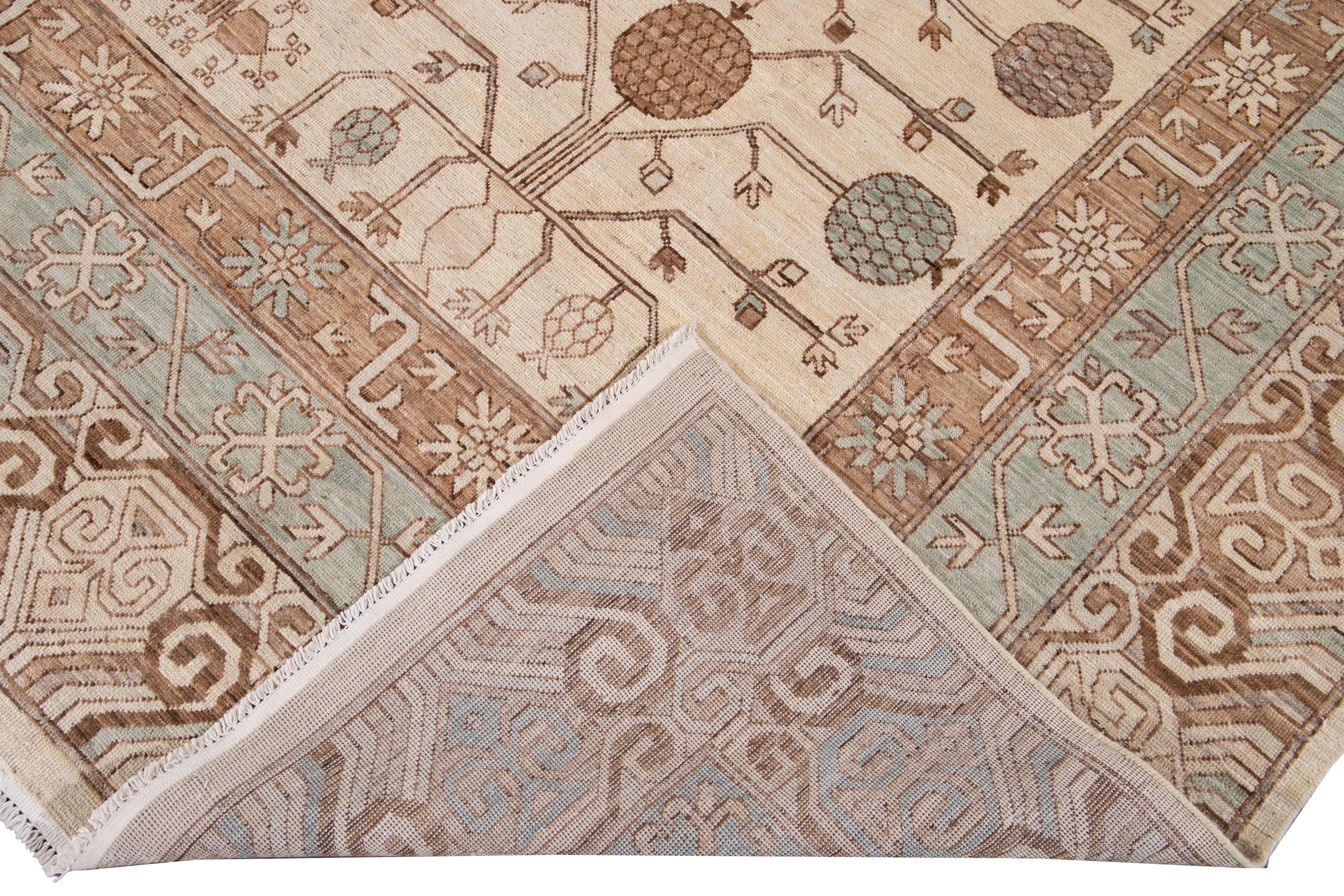 Schöne Moderne Khotan Stil handgeknüpfte Wolle Teppich beige Feld. Dieser Teppich im Khotan-Stil hat einen wunderschön gestalteten Rahmen und Akzente in Blau, Beige und Braun mit einem herrlichen geometrischen Blumenmuster.

Dieser Teppich misst