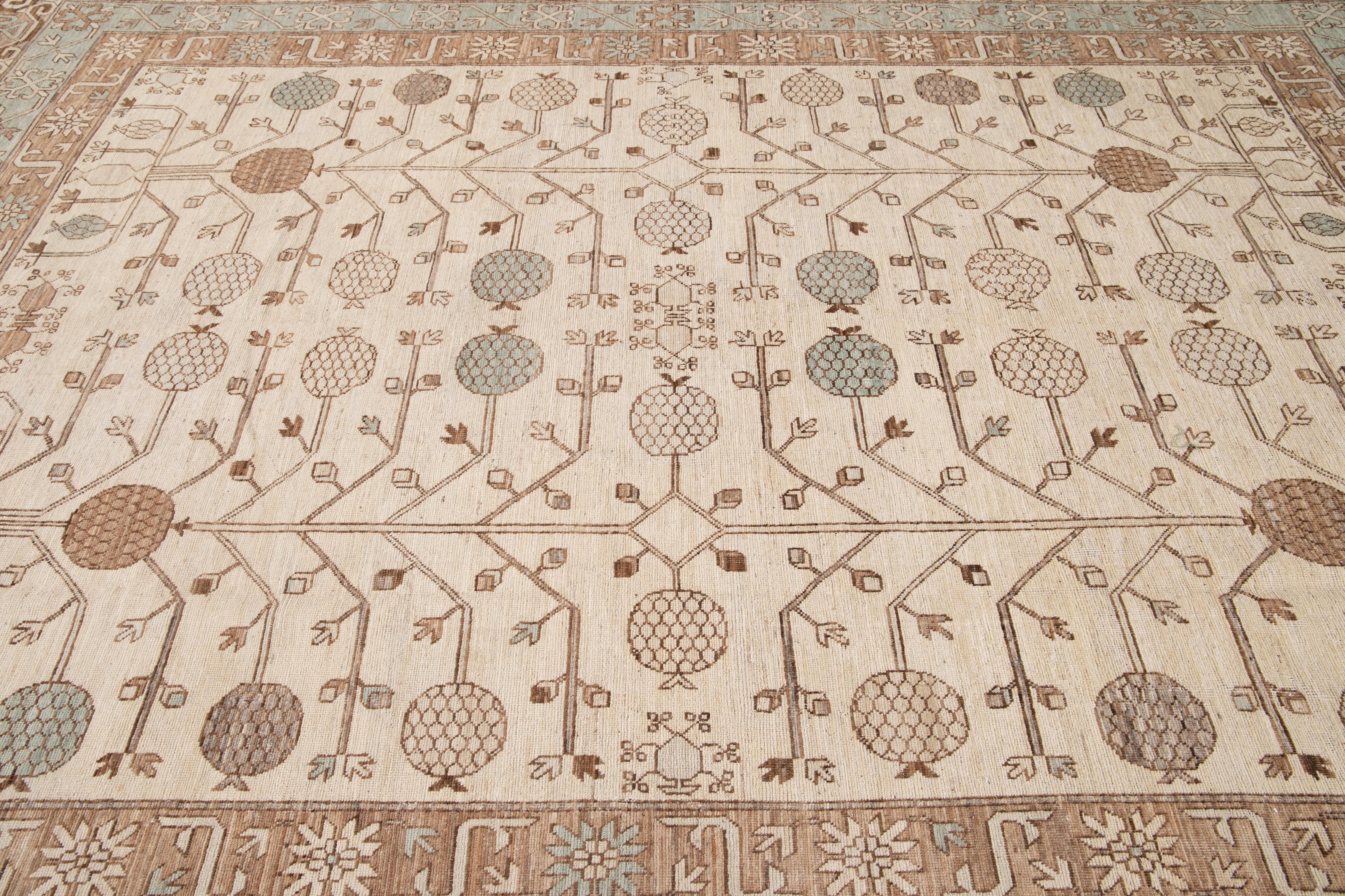 Handgefertigter geometrischer Wollteppich in Beige im modernen Khotan-Stil (21. Jahrhundert und zeitgenössisch) im Angebot