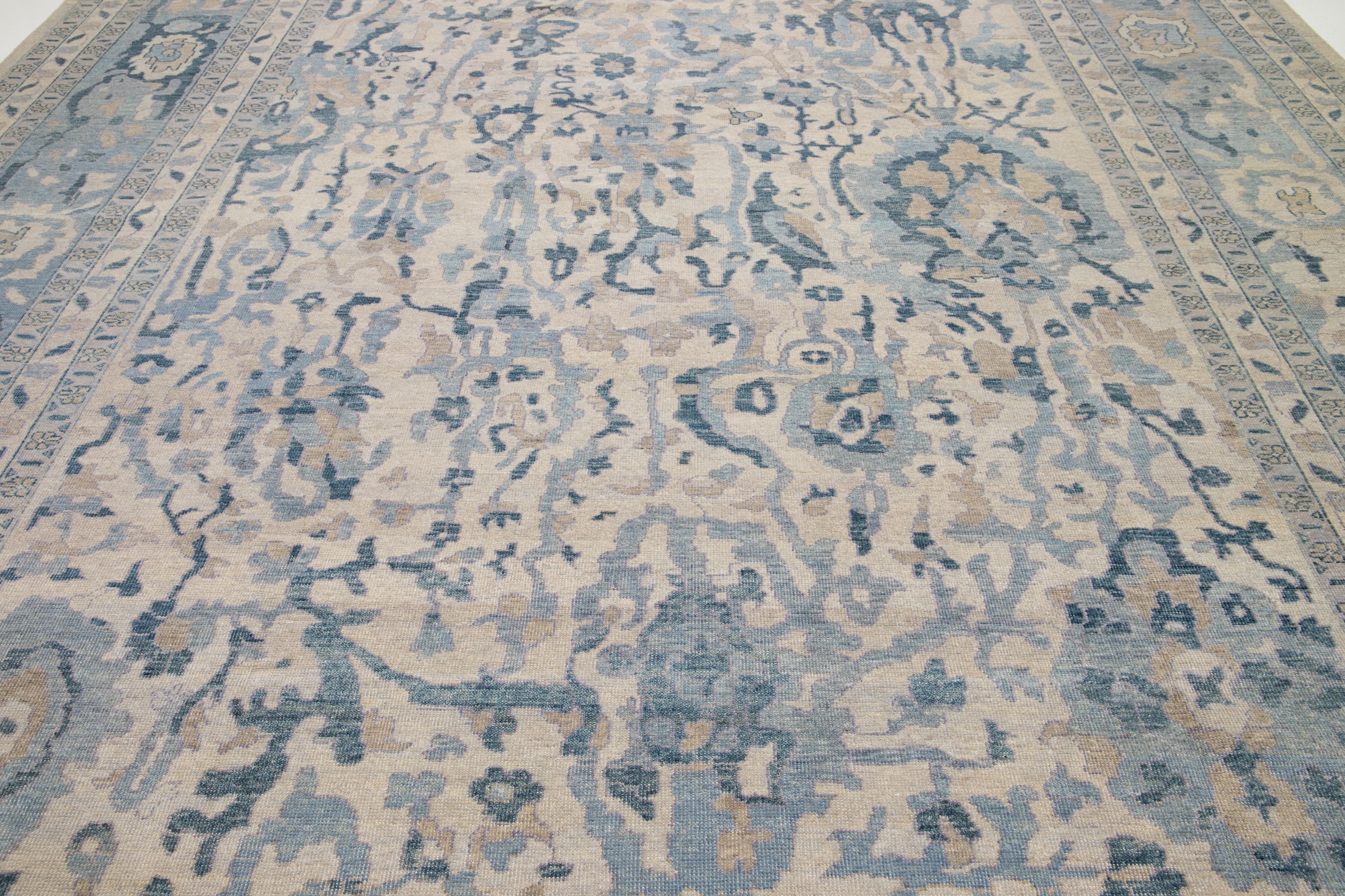 Beigefarbener moderner Wollteppich im Khotan-Stil mit blauem Allover-Design (Indisch) im Angebot