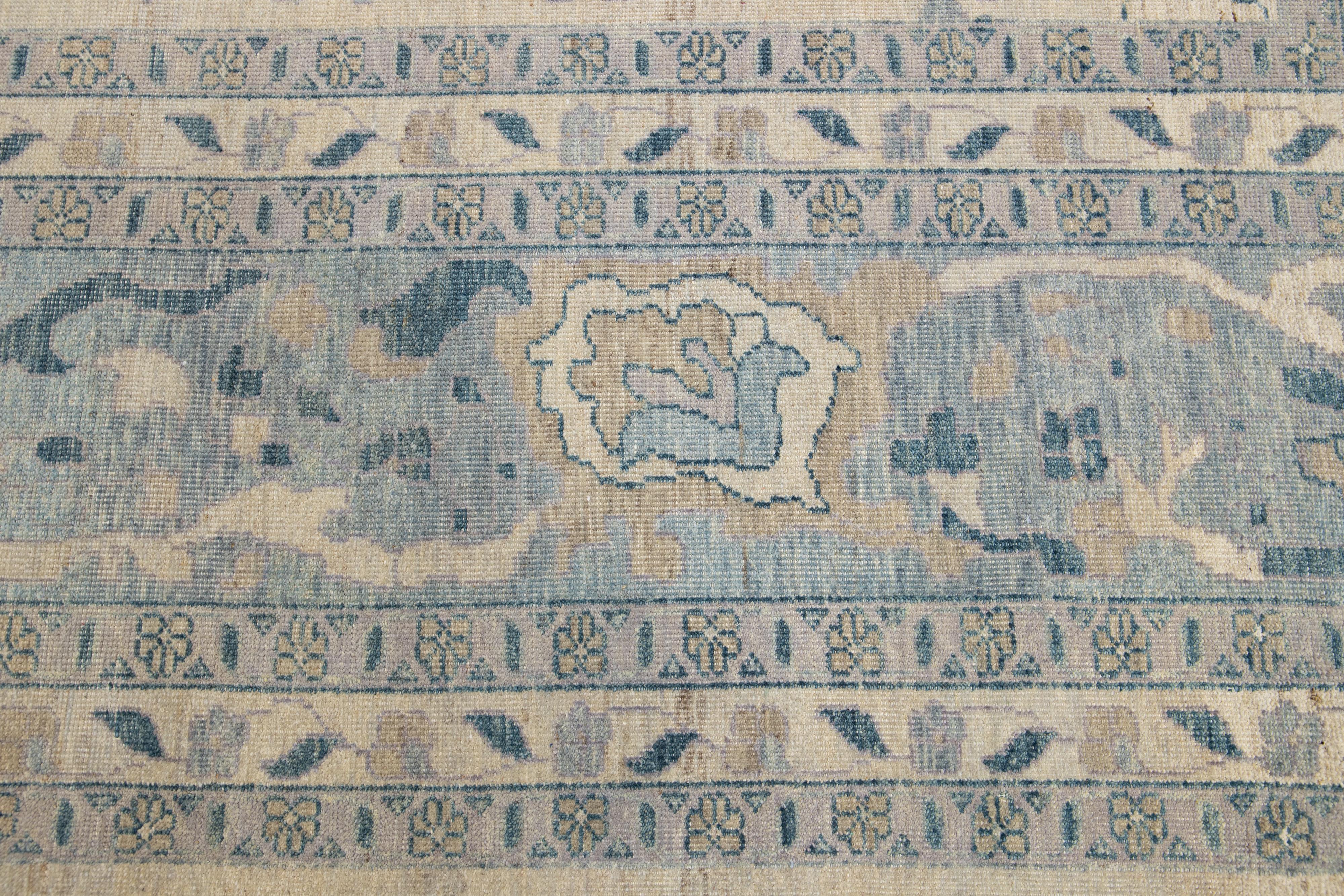 Beigefarbener moderner Wollteppich im Khotan-Stil mit blauem Allover-Design (21. Jahrhundert und zeitgenössisch) im Angebot