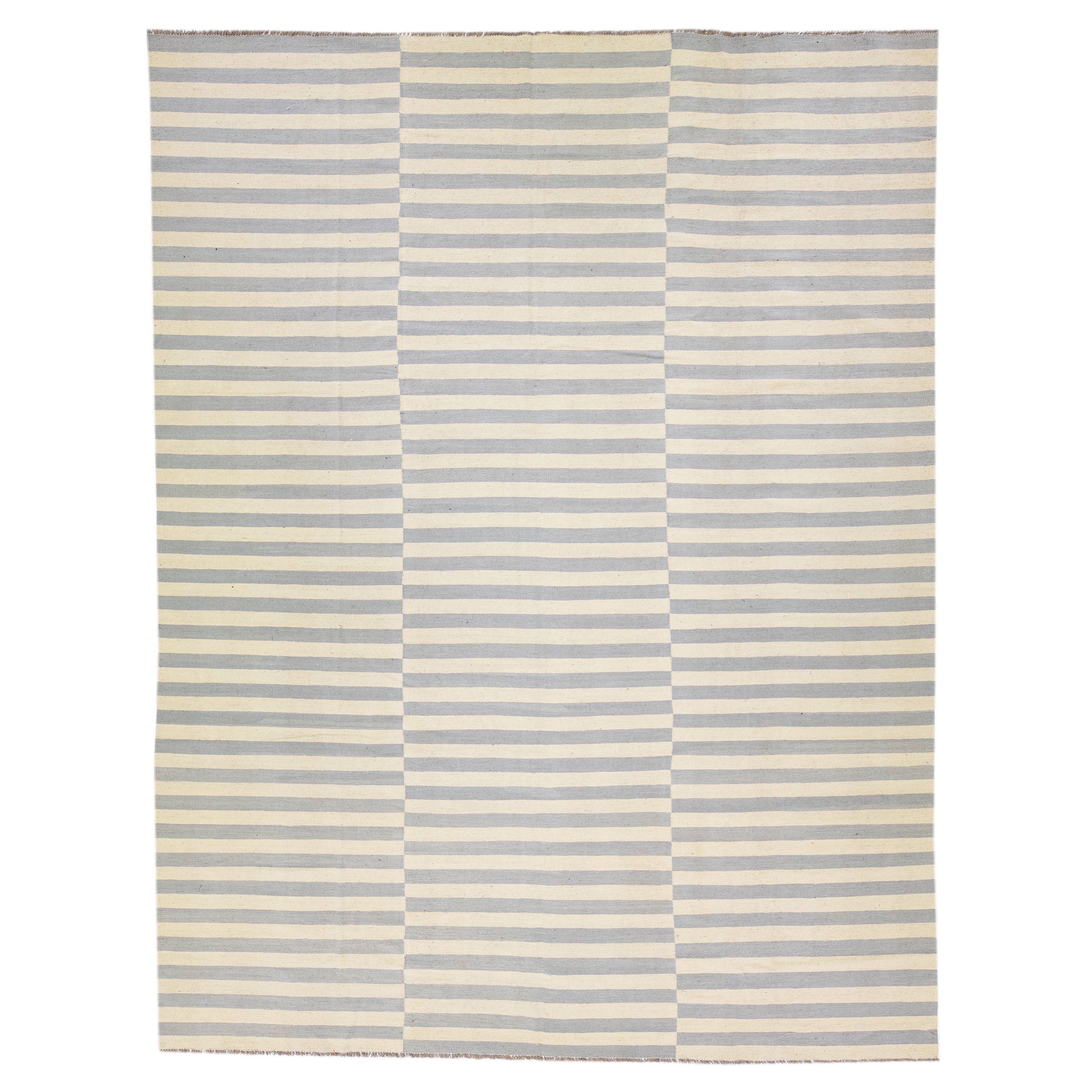 Tappeto moderno beige in lana a trama piatta e oversize Rug & Kilim con motivo alllover