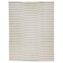 Tappeto moderno beige in lana a trama piatta e oversize Rug & Kilim con motivo alllover