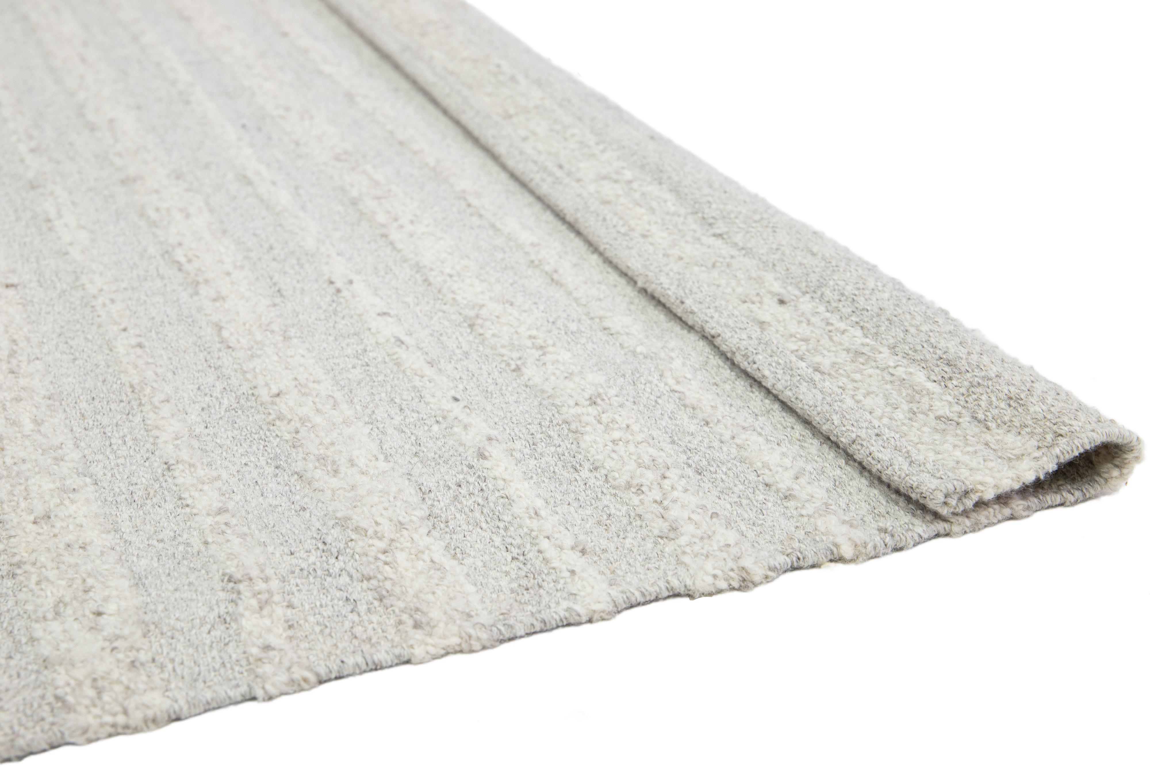 Moderner flacher Kelim-Wollteppich in Beige mit Streifenmotiv von Apadana im Angebot 3