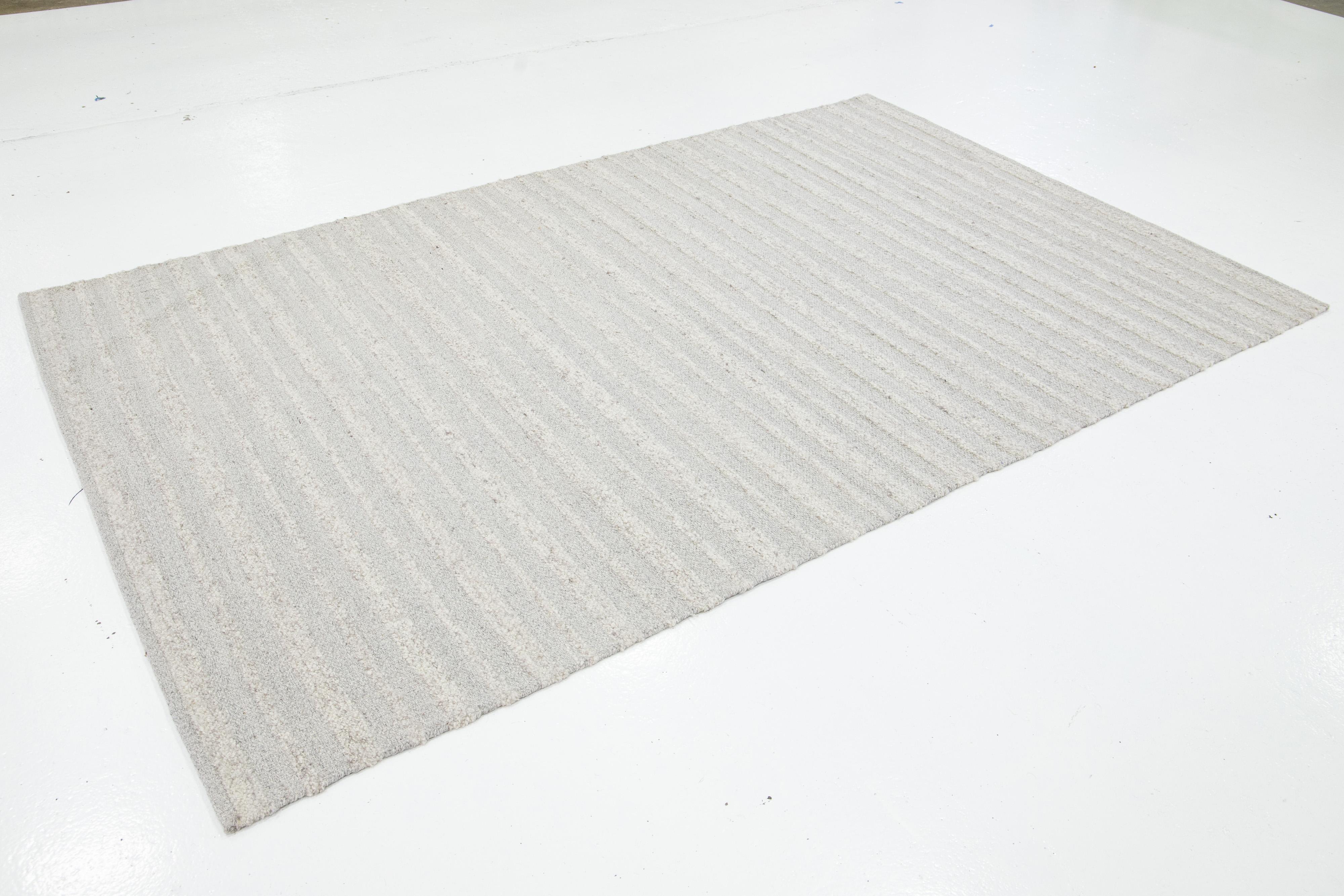 Moderner flacher Kelim-Wollteppich in Beige mit Streifenmotiv von Apadana (Handgeknüpft) im Angebot