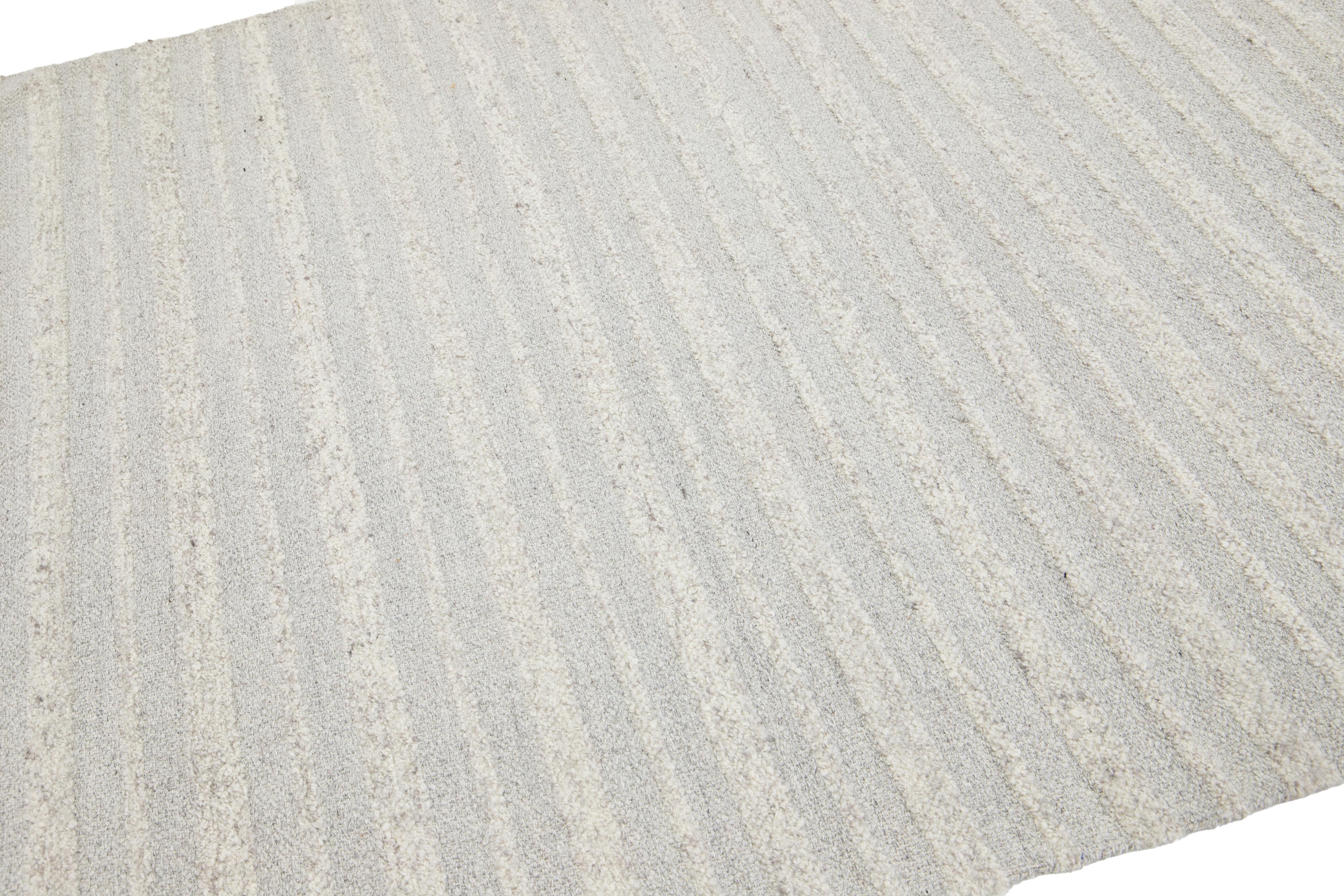 Moderner flacher Kelim-Wollteppich in Beige mit Streifenmotiv von Apadana im Zustand „Neu“ im Angebot in Norwalk, CT