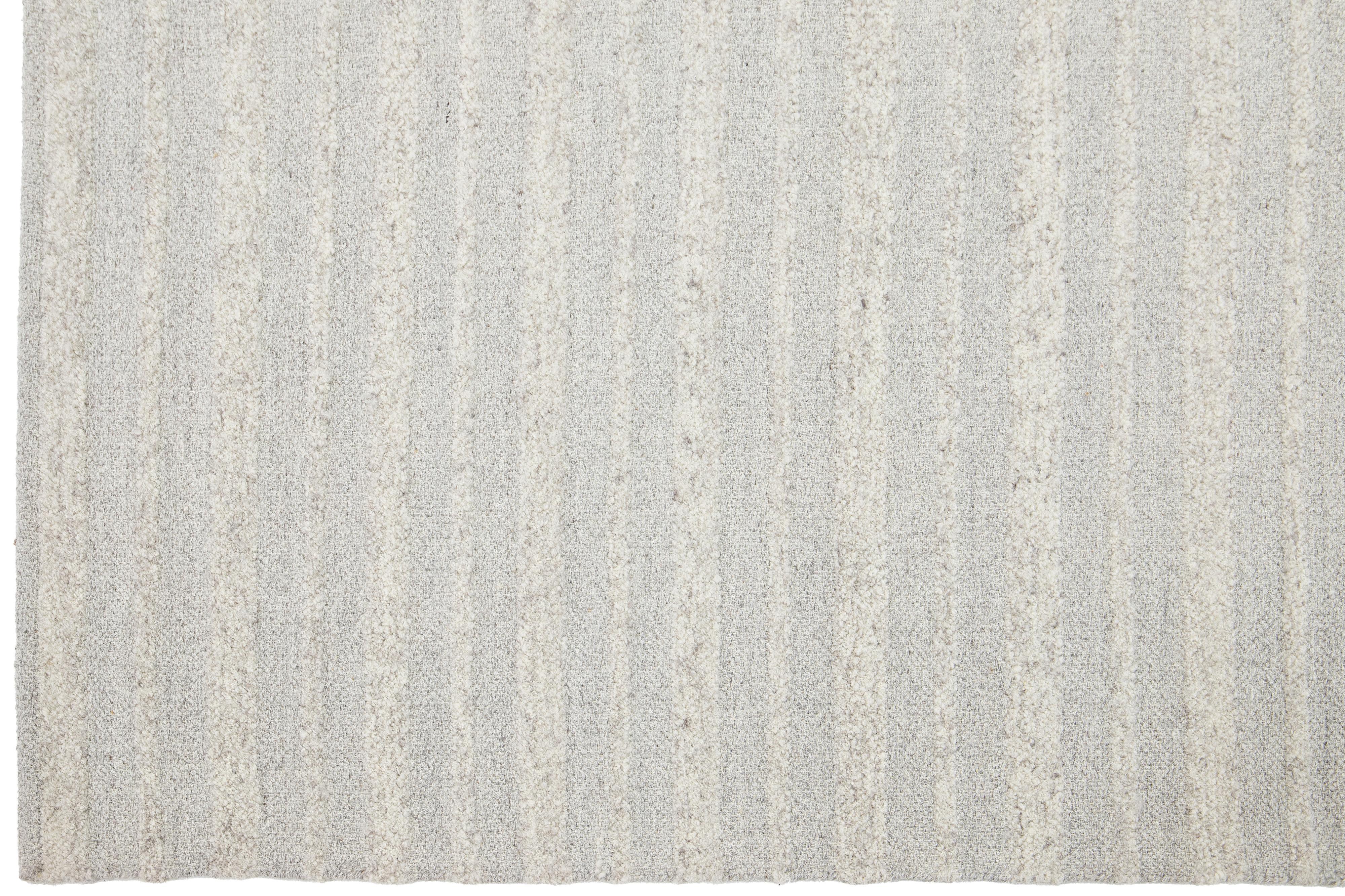 Moderner flacher Kelim-Wollteppich in Beige mit Streifenmotiv von Apadana (Wolle) im Angebot