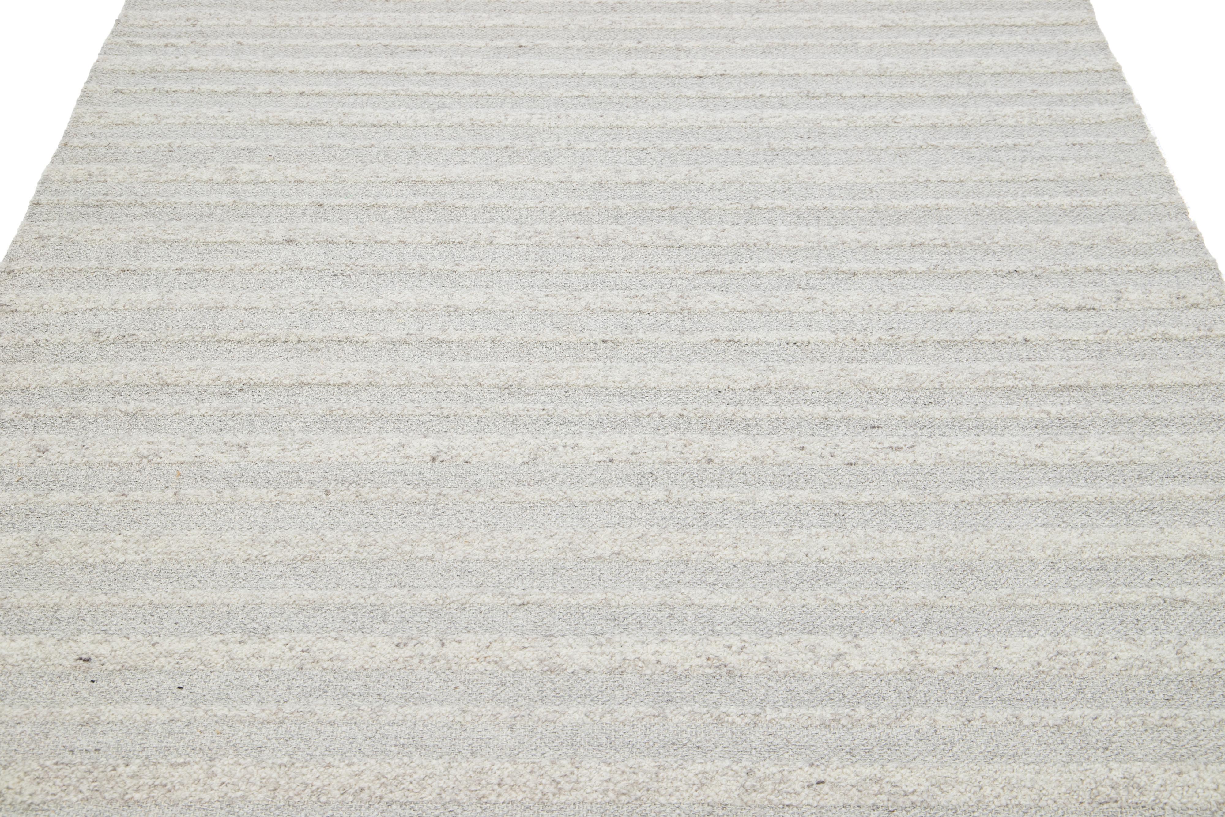 Moderner flacher Kelim-Wollteppich in Beige mit Streifenmotiv von Apadana im Angebot 1