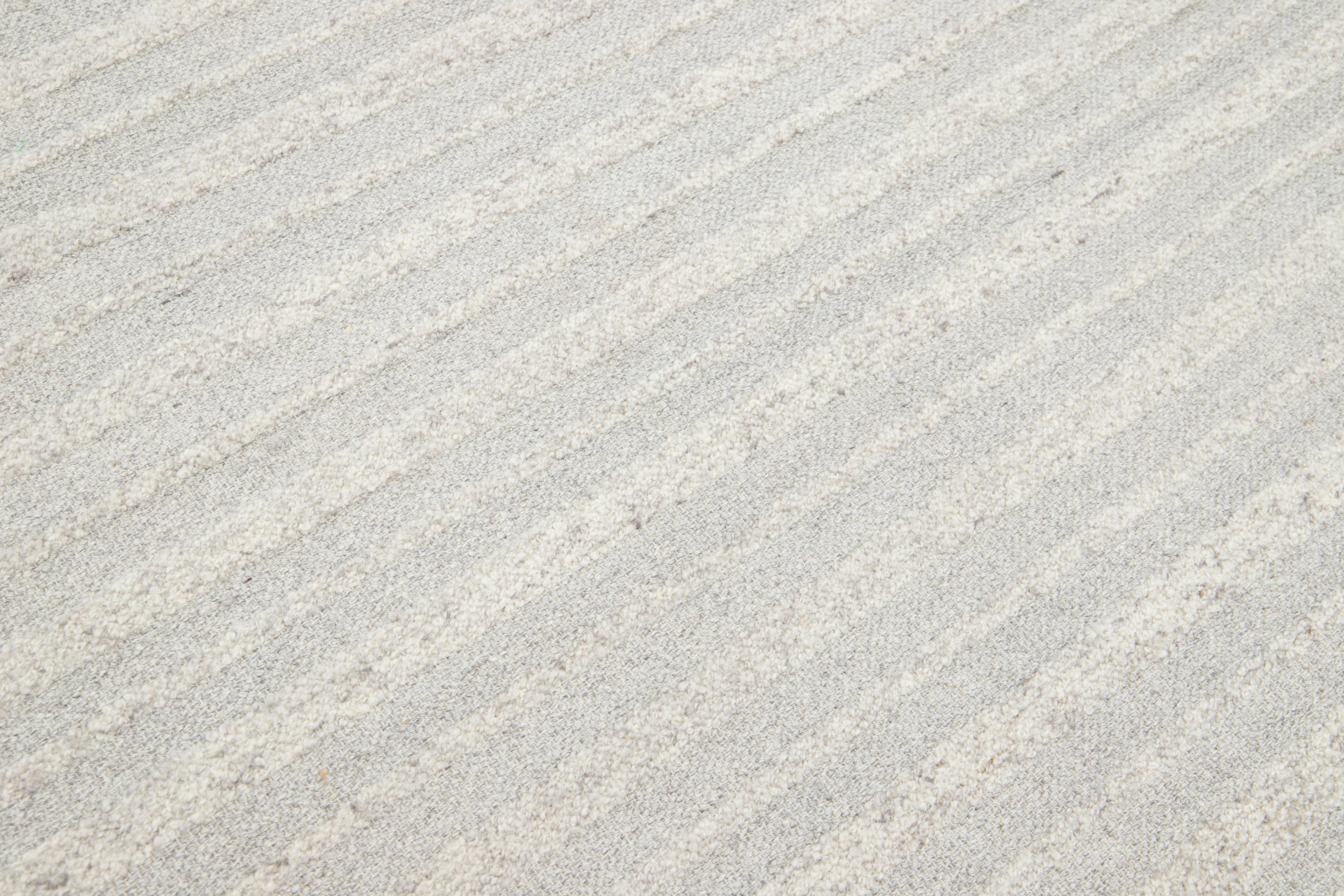 Moderner flacher Kelim-Wollteppich in Beige mit Streifenmotiv von Apadana im Angebot 2