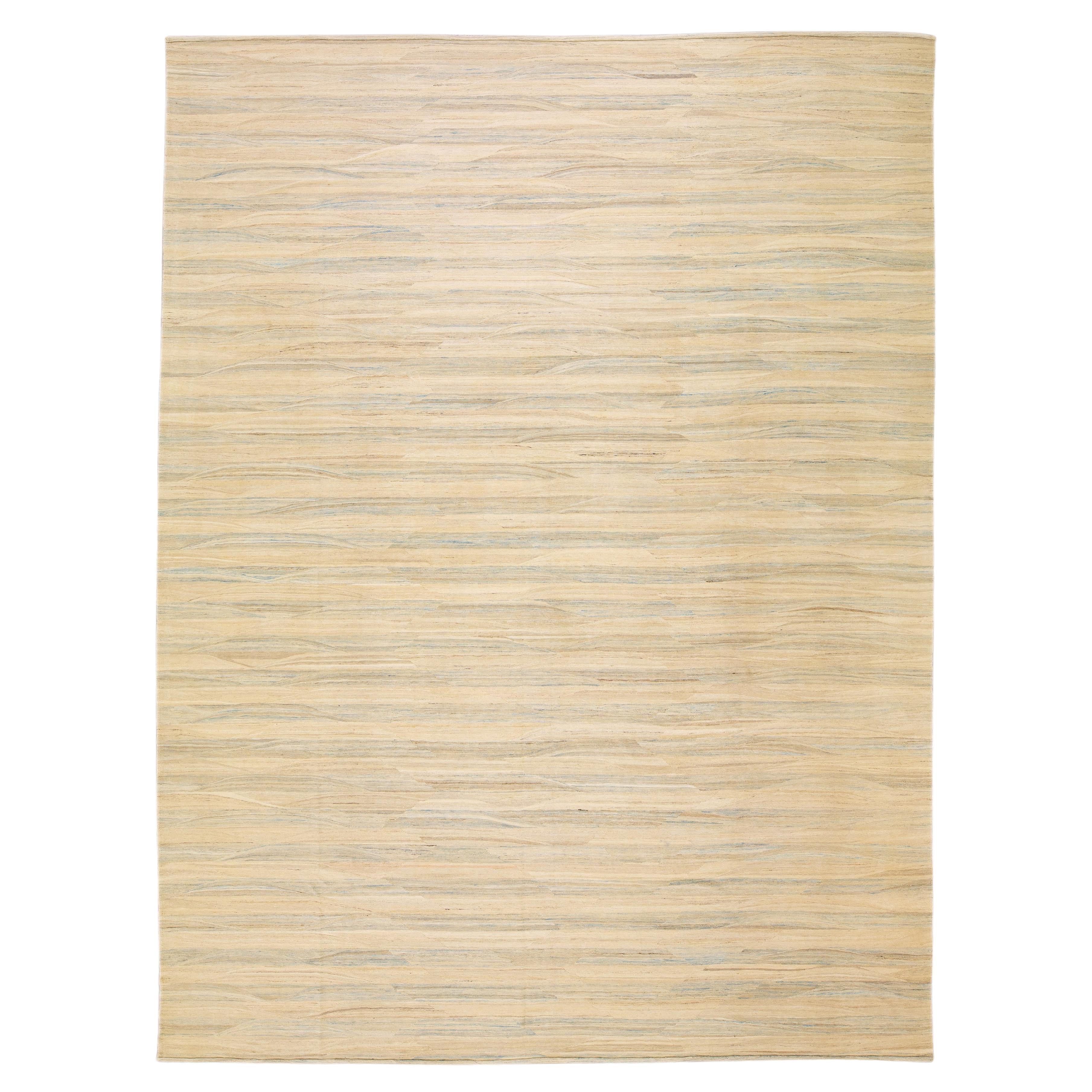 Tapis Kilim moderne beige en laine tissé à plat à motif rayé abstrait et surdimensionné, fait à la main