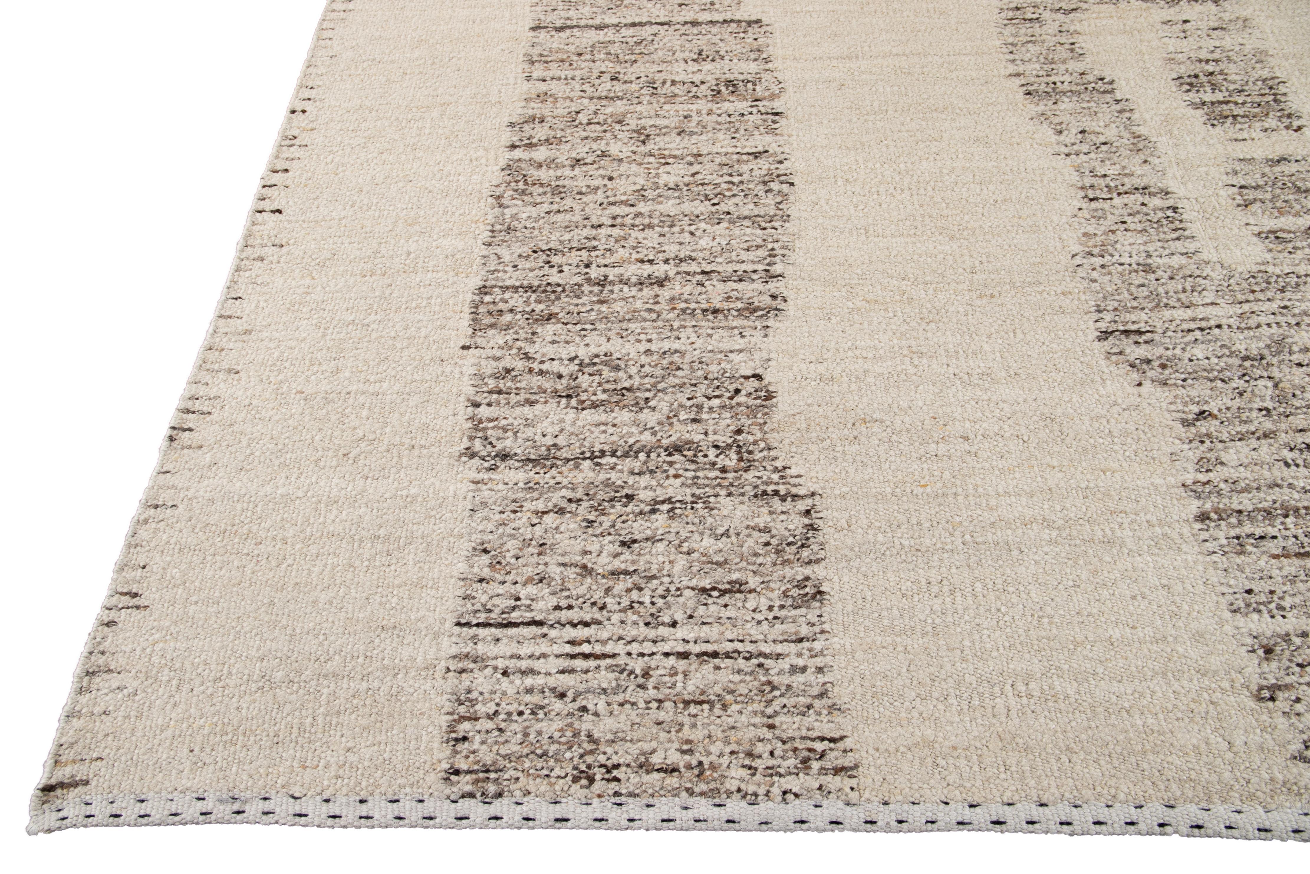 Moderner geometrischer Wollteppich im marokkanischen Stil in Beige im Angebot 3
