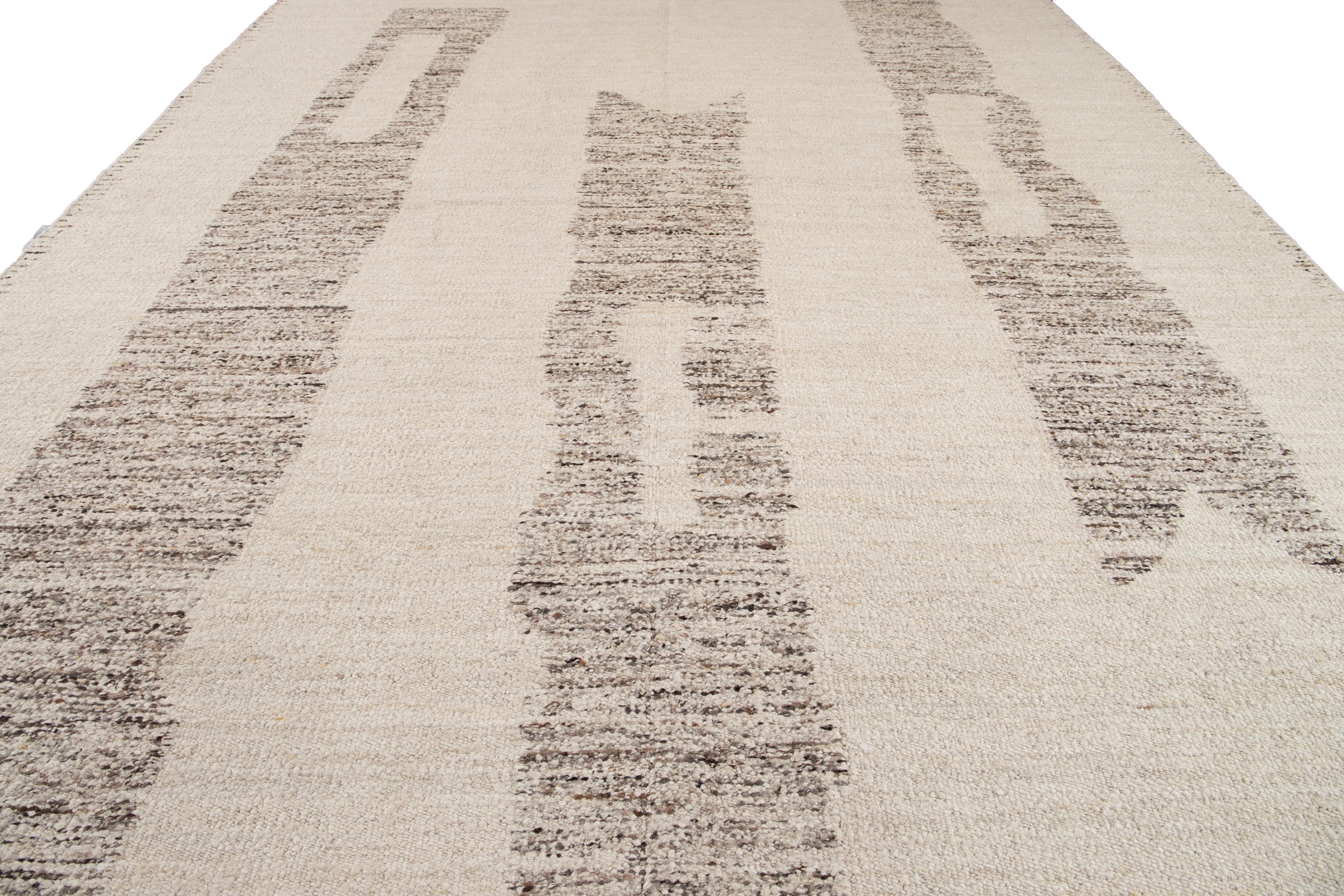 Moderner geometrischer Wollteppich im marokkanischen Stil in Beige im Angebot 4