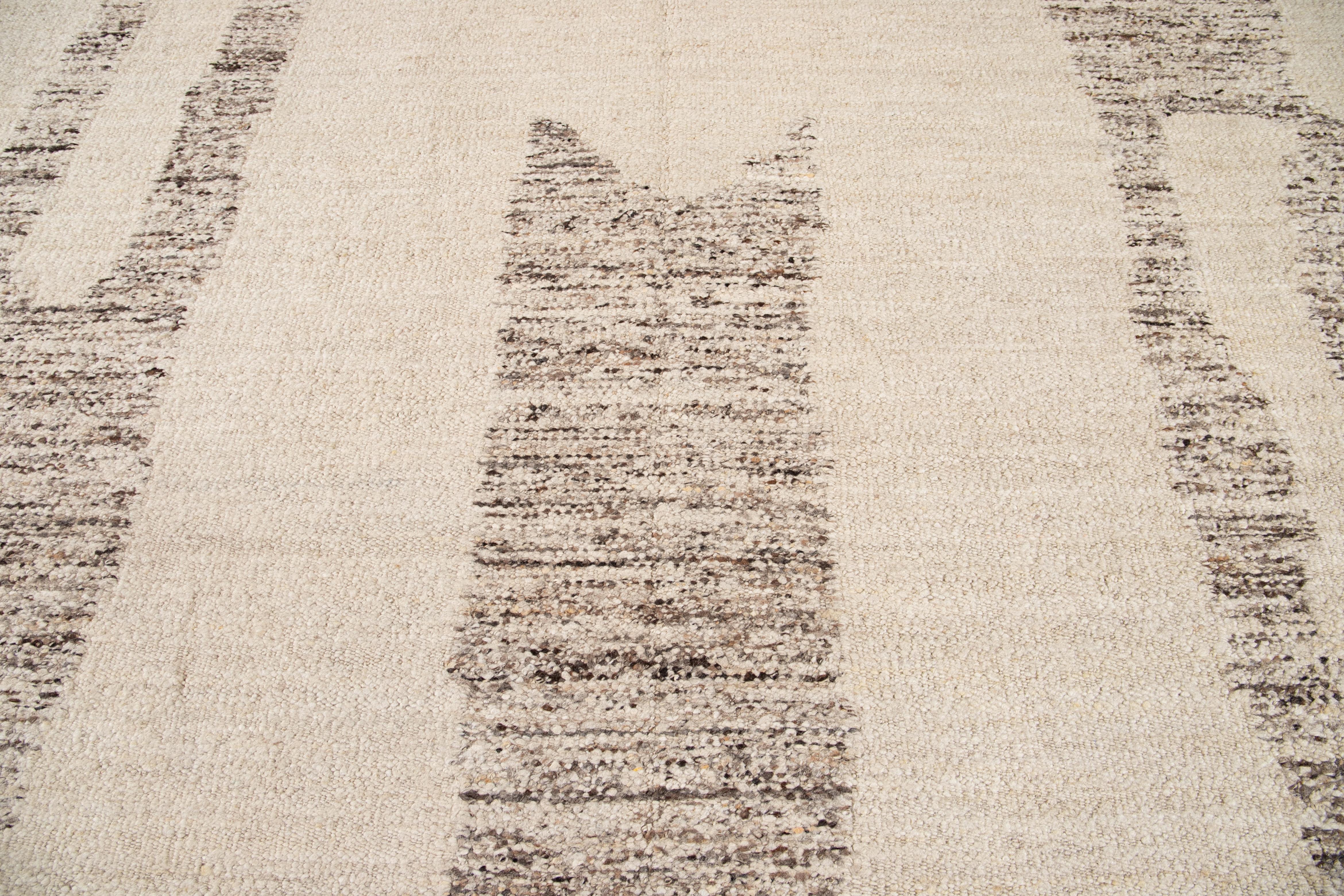 Moderner geometrischer Wollteppich im marokkanischen Stil in Beige im Angebot 5