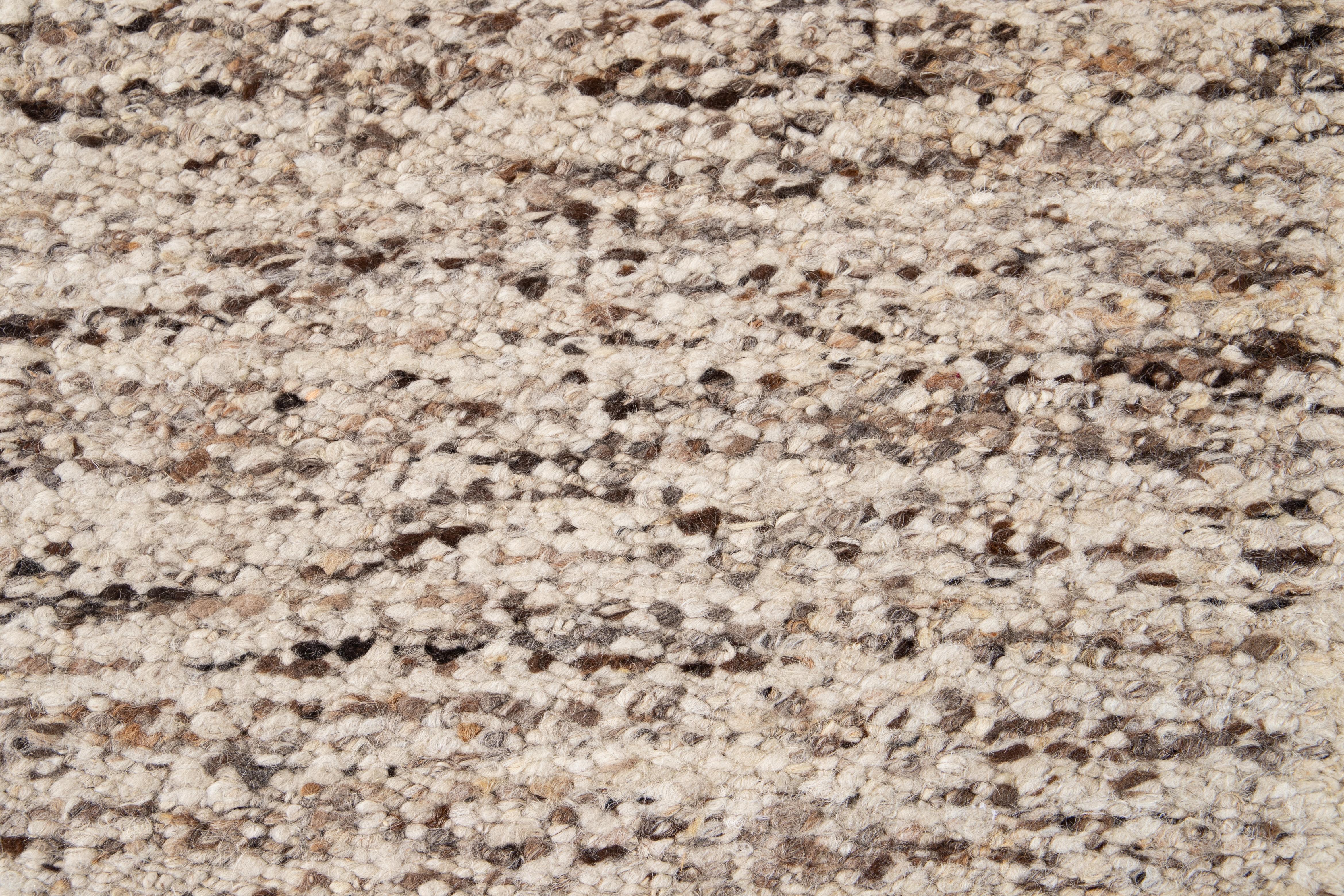 Moderner geometrischer Wollteppich im marokkanischen Stil in Beige im Angebot 6