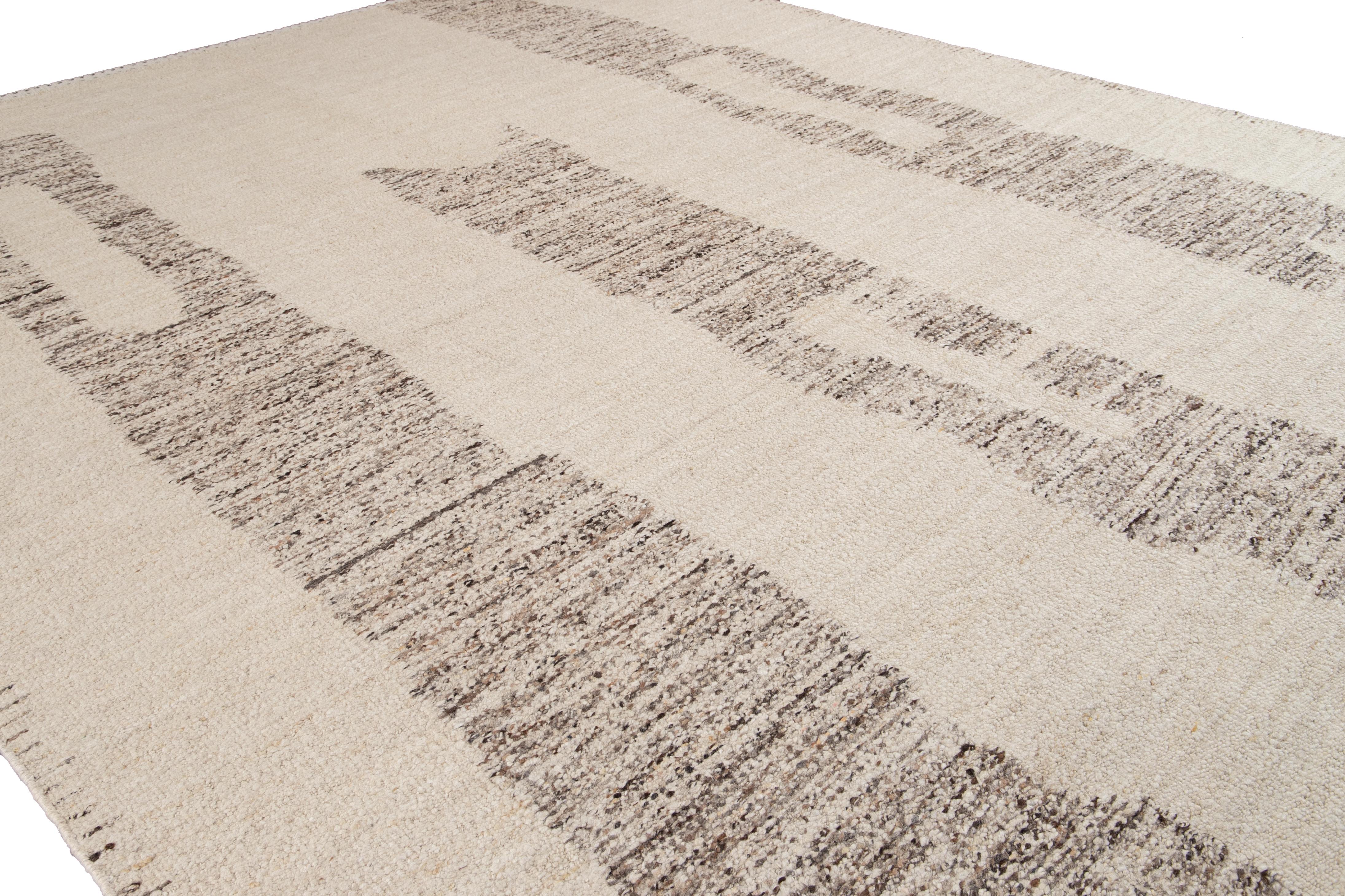 Moderner geometrischer Wollteppich im marokkanischen Stil in Beige im Angebot 7
