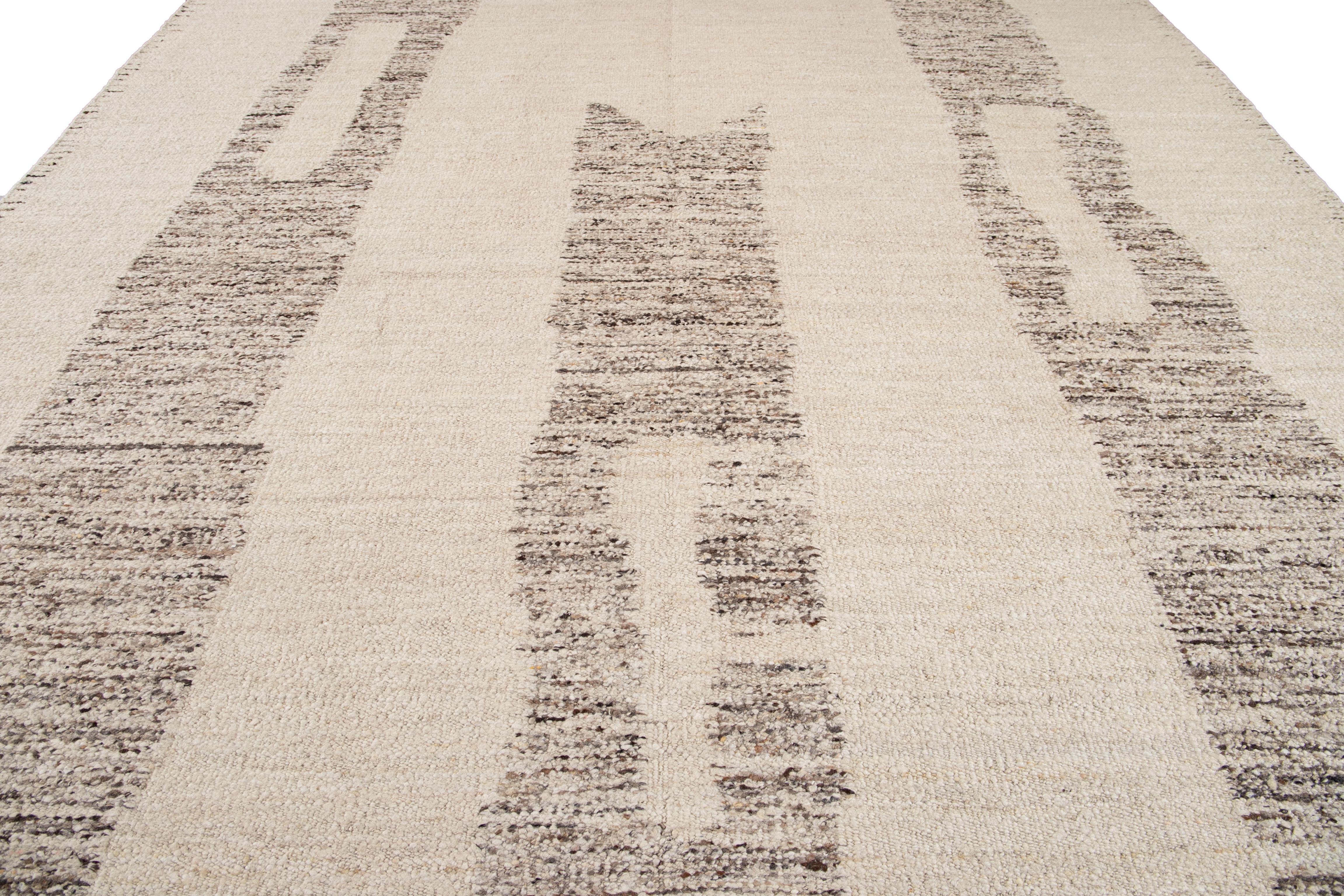 Moderner geometrischer Wollteppich im marokkanischen Stil in Beige (Indisch) im Angebot