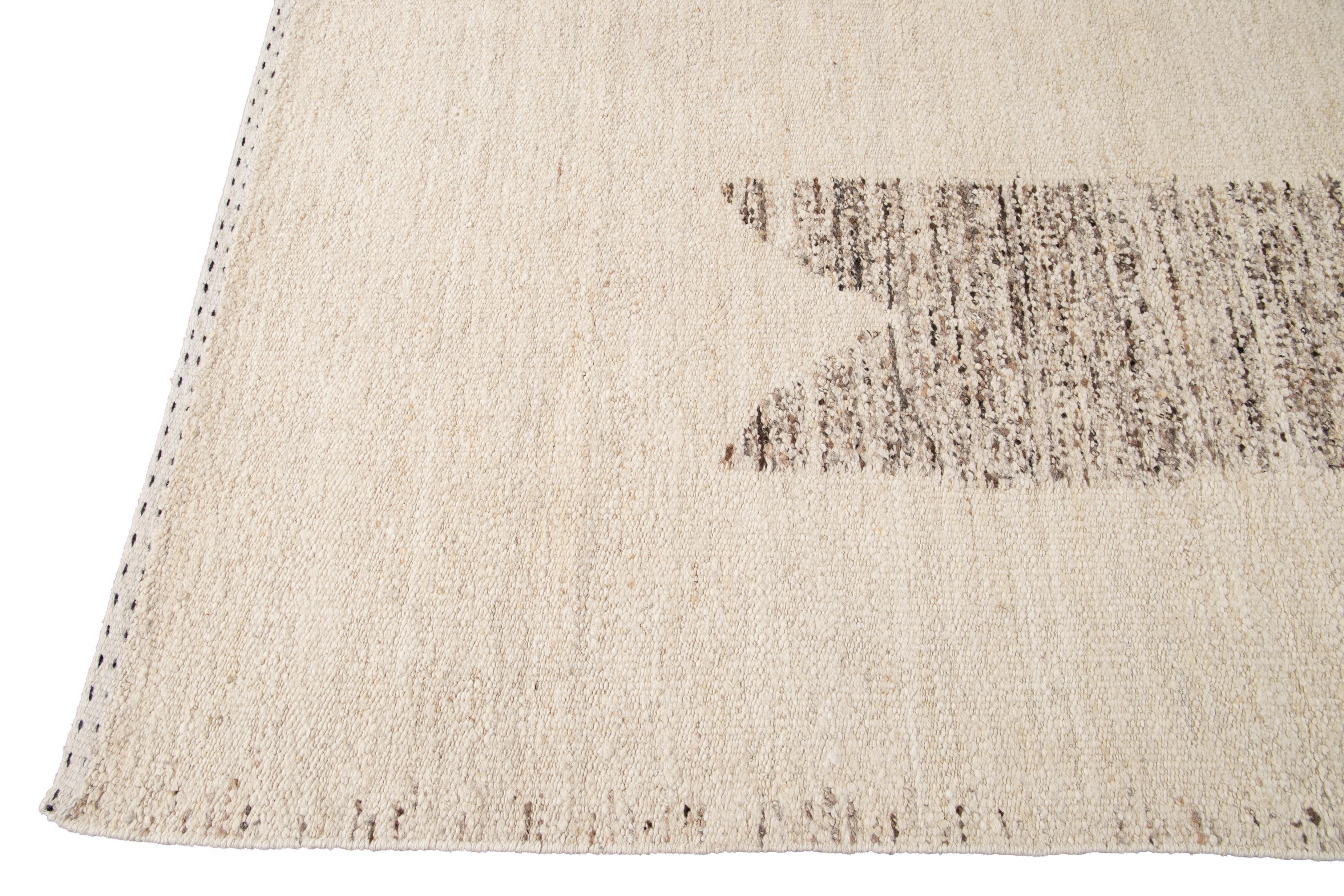 Moderner geometrischer Wollteppich im marokkanischen Stil in Beige (Handgeknüpft) im Angebot