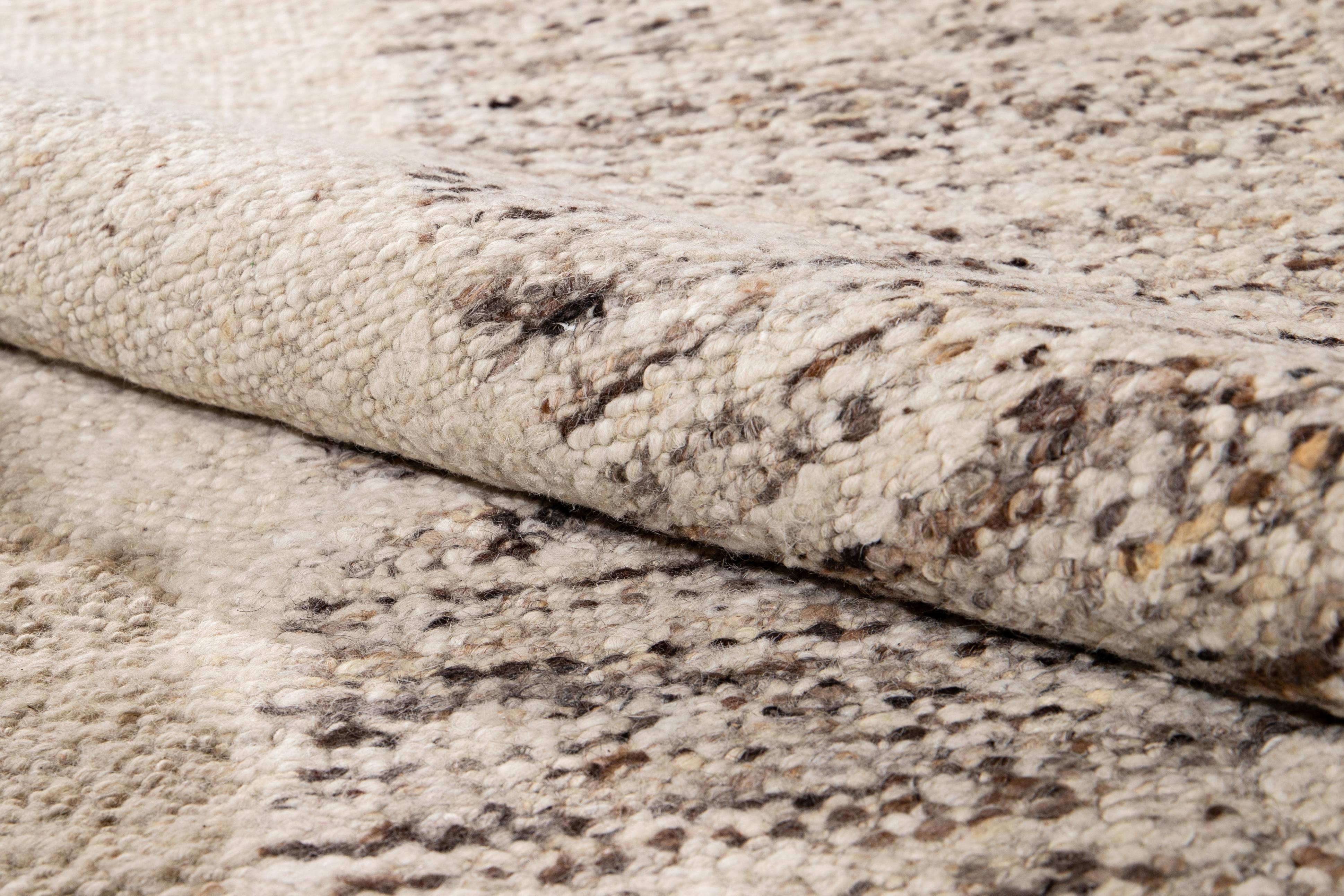 Moderner geometrischer Wollteppich im marokkanischen Stil in Beige im Zustand „Neu“ im Angebot in Norwalk, CT