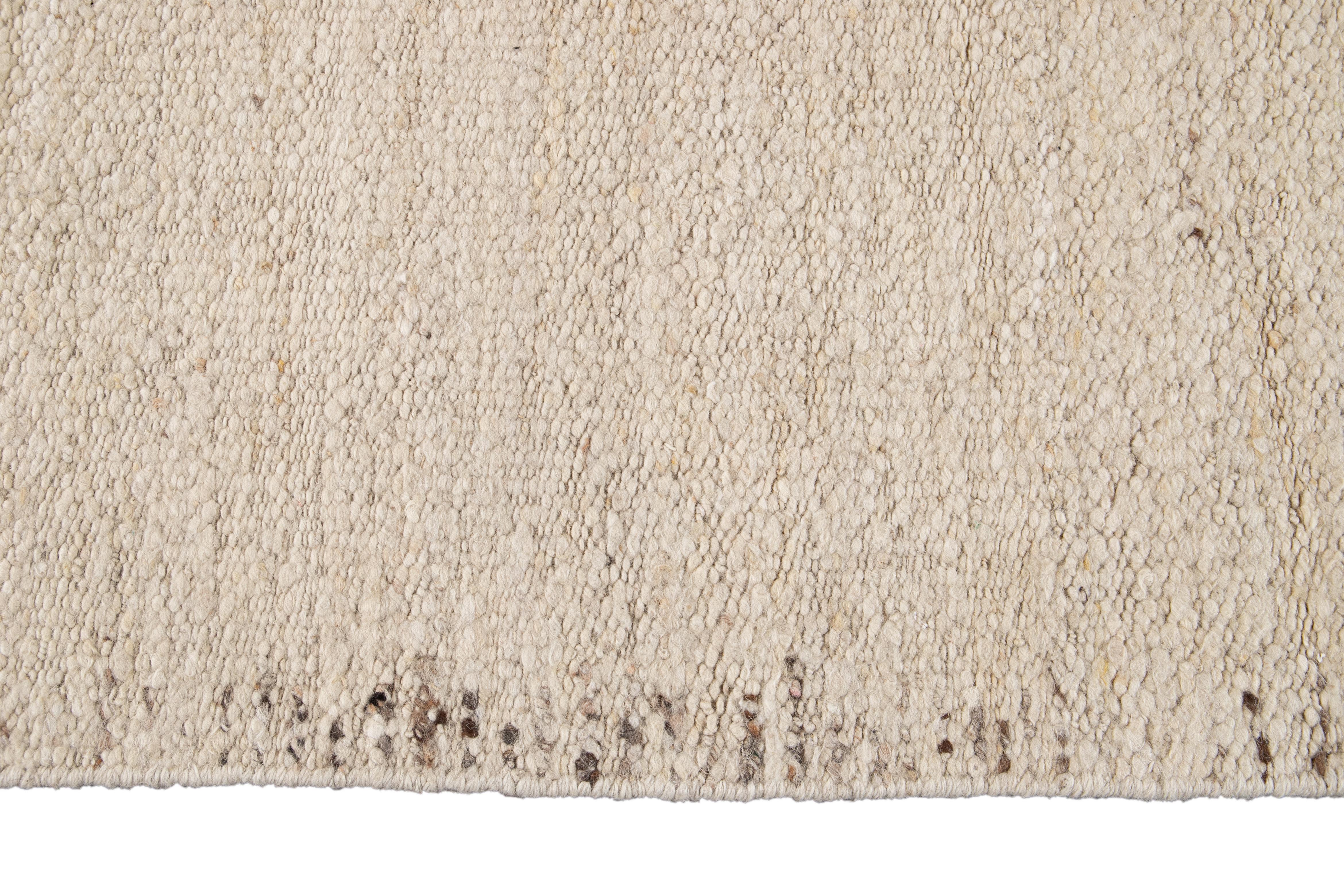 Moderner geometrischer Wollteppich im marokkanischen Stil in Beige (Wolle) im Angebot