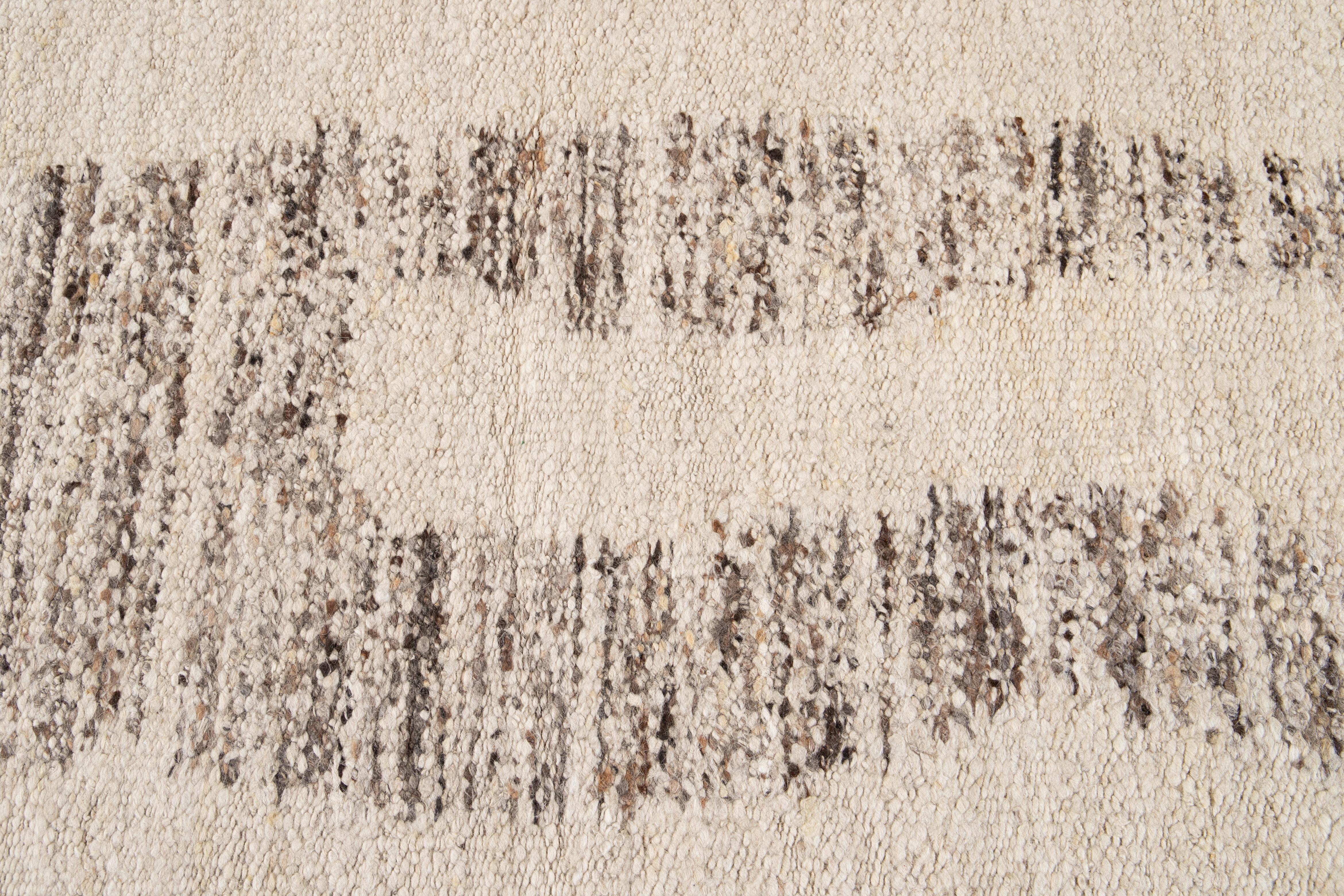 Moderner geometrischer Wollteppich im marokkanischen Stil in Beige im Angebot 2