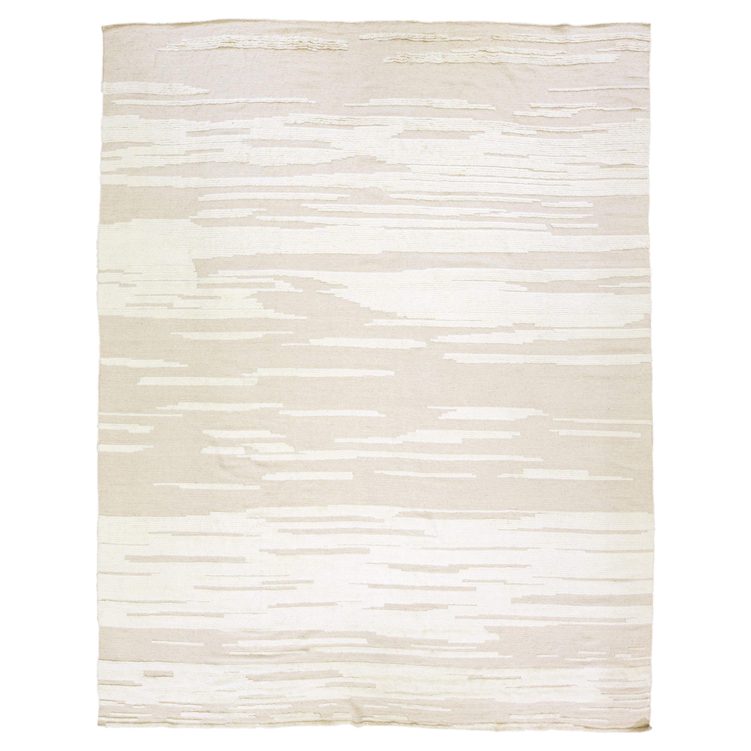 Tapis surdimensionné en laine beige de style marocain moderne et abstrait fait à la main par Apadana