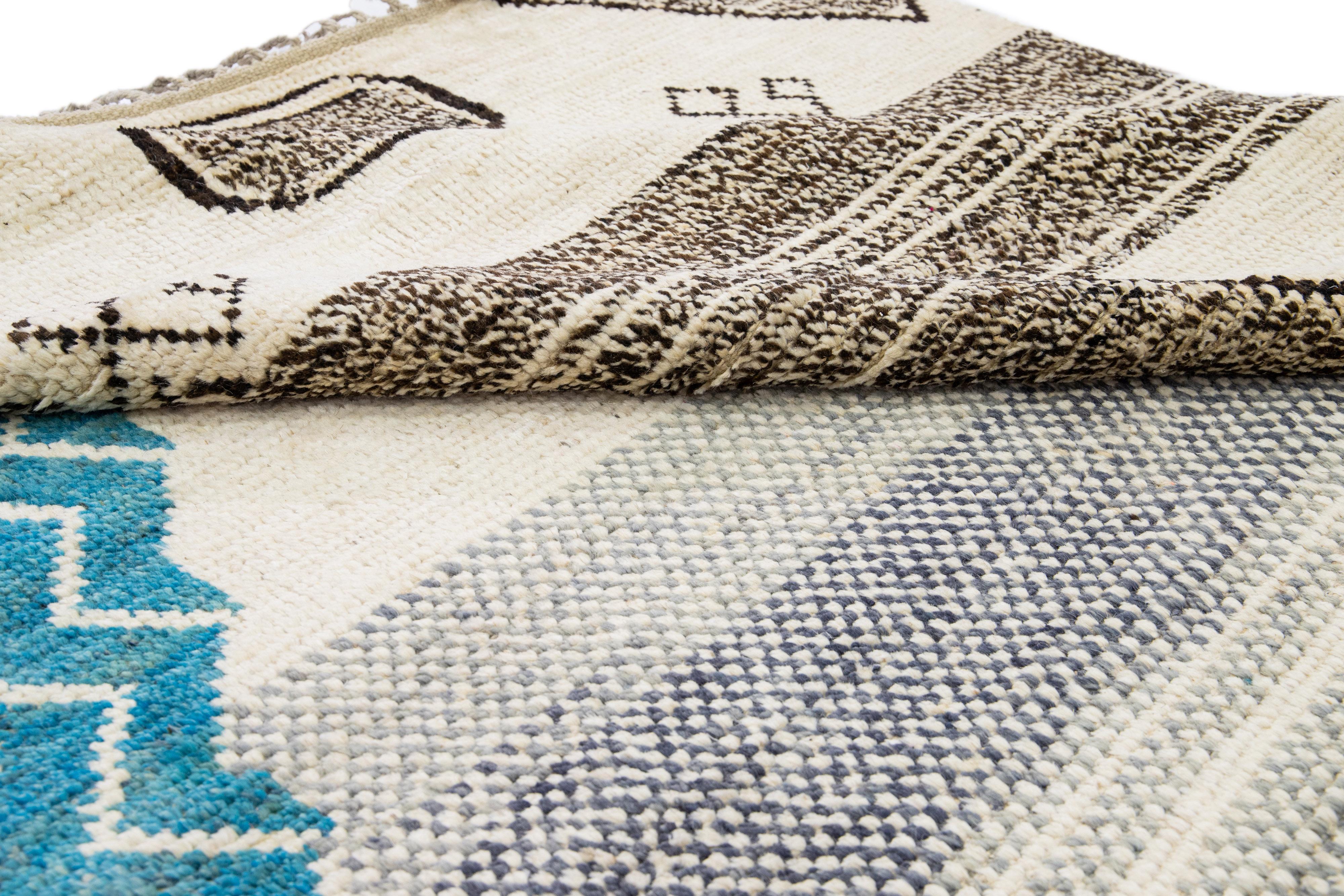 Alfombra de lana beige de estilo marroquí moderno hecha a mano con motivos boho en venta 2