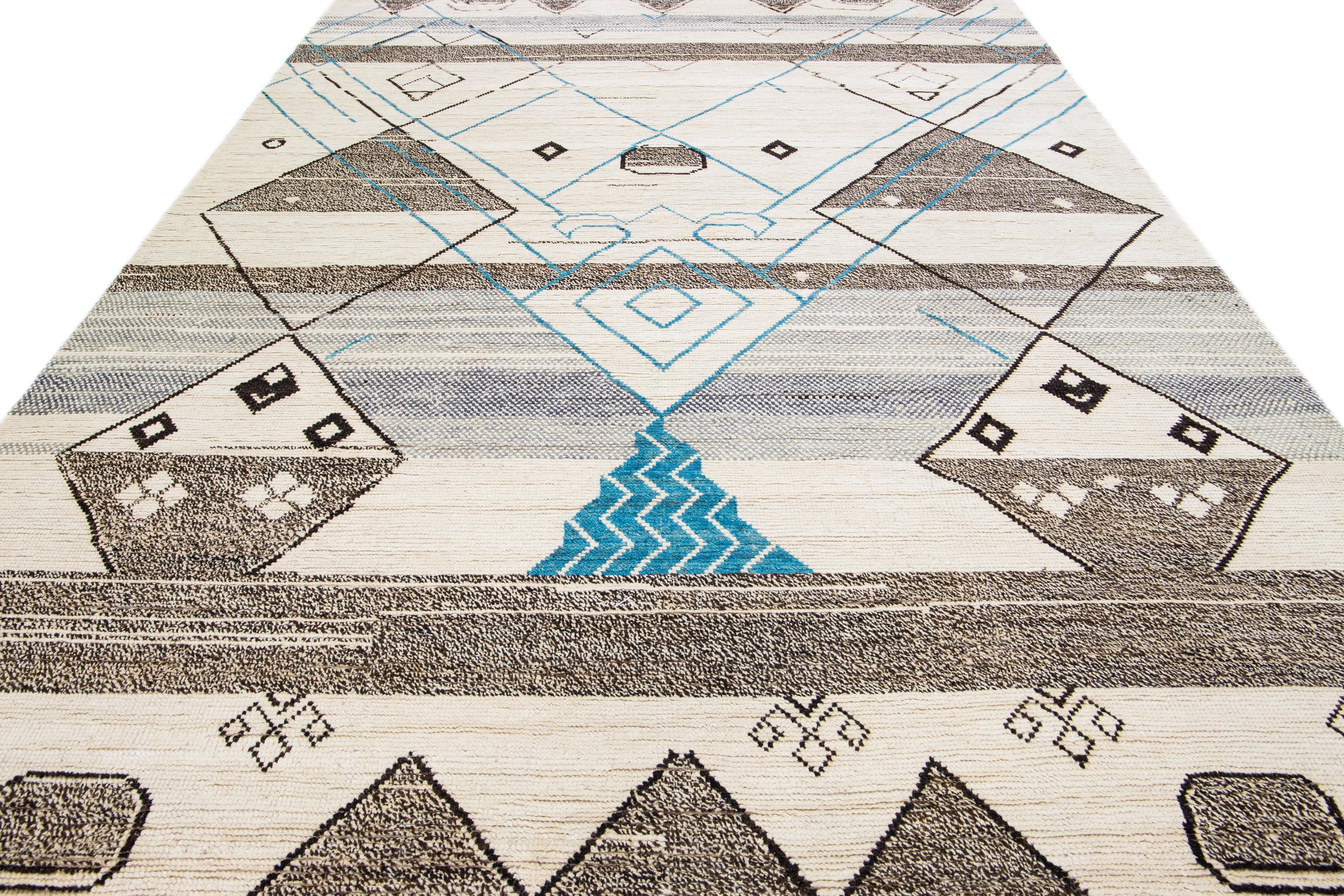 Indian Beige Modern Moroccan Style Handmade Boho Pattern Wool Rug For Sale