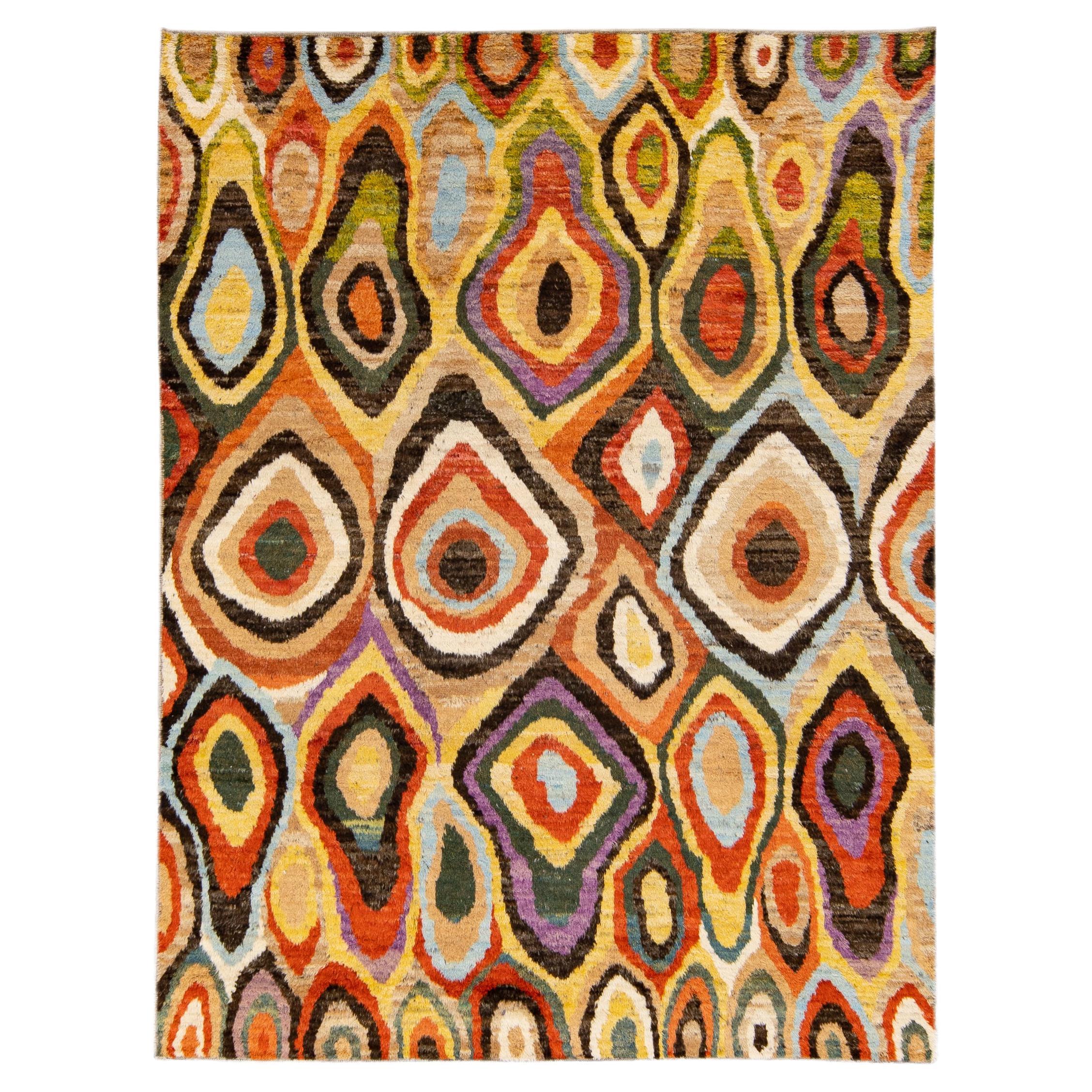 Alfombra de lana beige de estilo marroquí moderno hecha a mano con motivos abstractos multicolores
