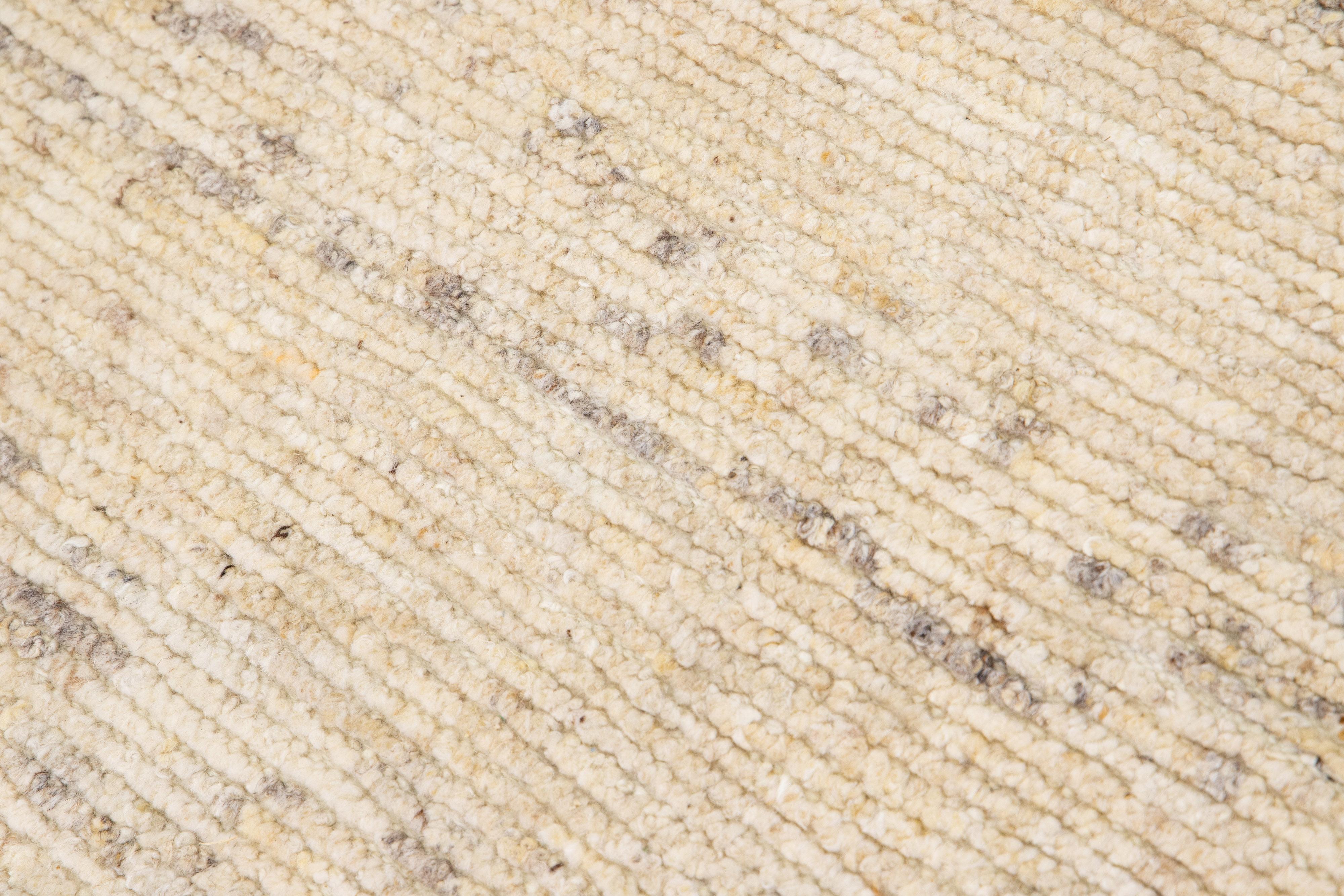 Tappeto in lana a righe beige in stile marocchino moderno fatto a mano di Apadana in vendita 2