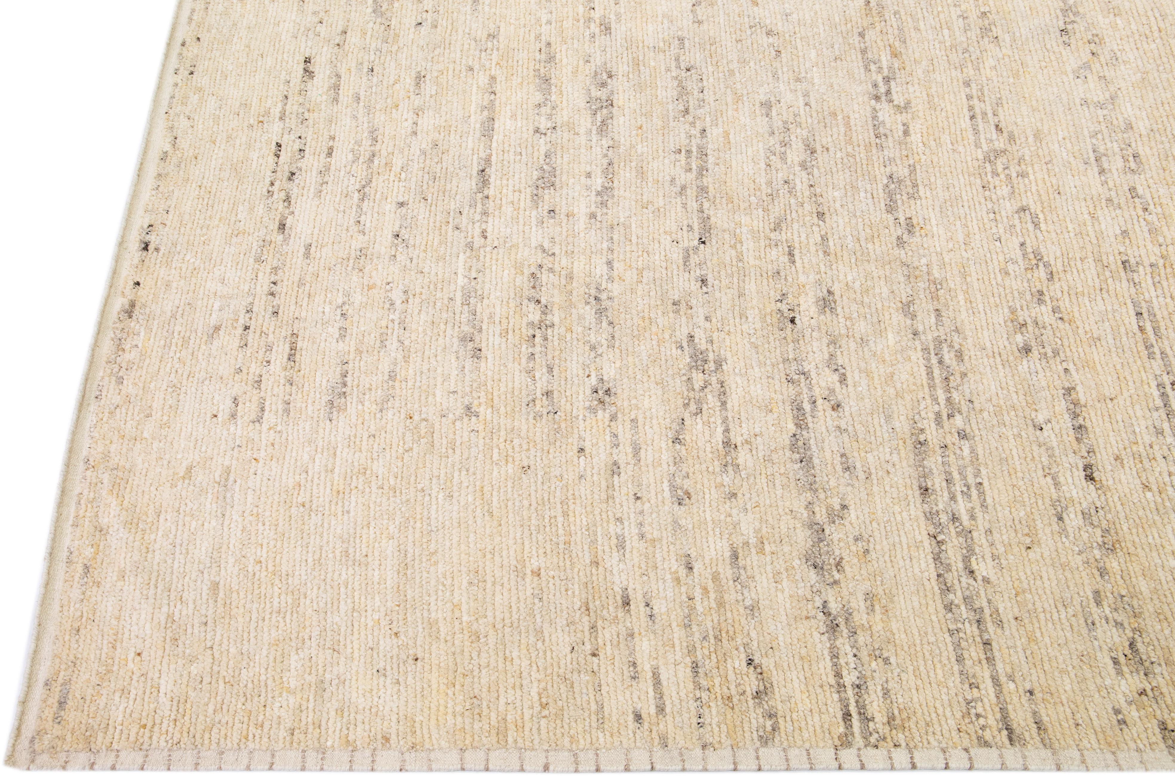 Indiano Tappeto in lana a righe beige in stile marocchino moderno fatto a mano di Apadana in vendita
