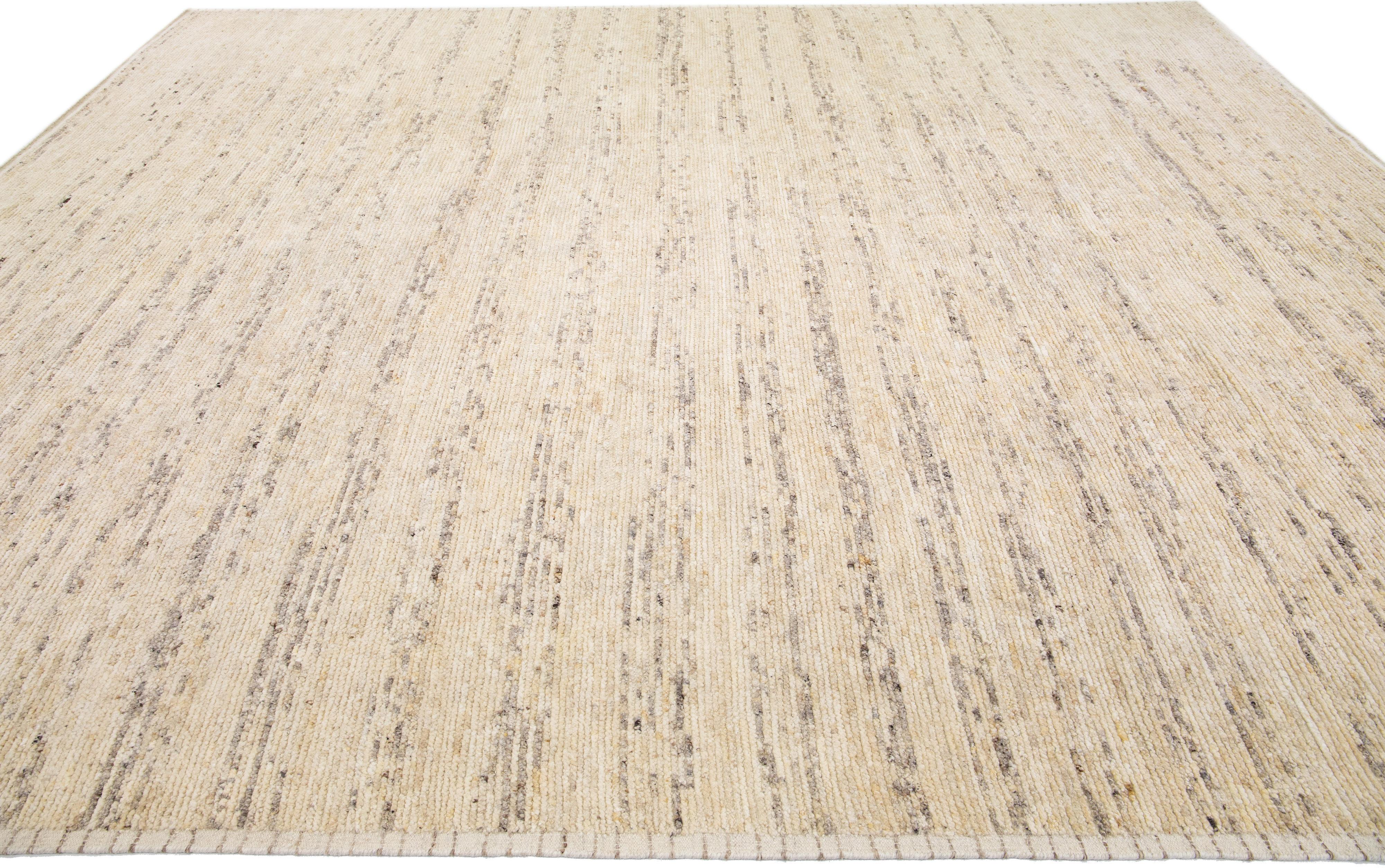Annodato a mano Tappeto in lana a righe beige in stile marocchino moderno fatto a mano di Apadana in vendita