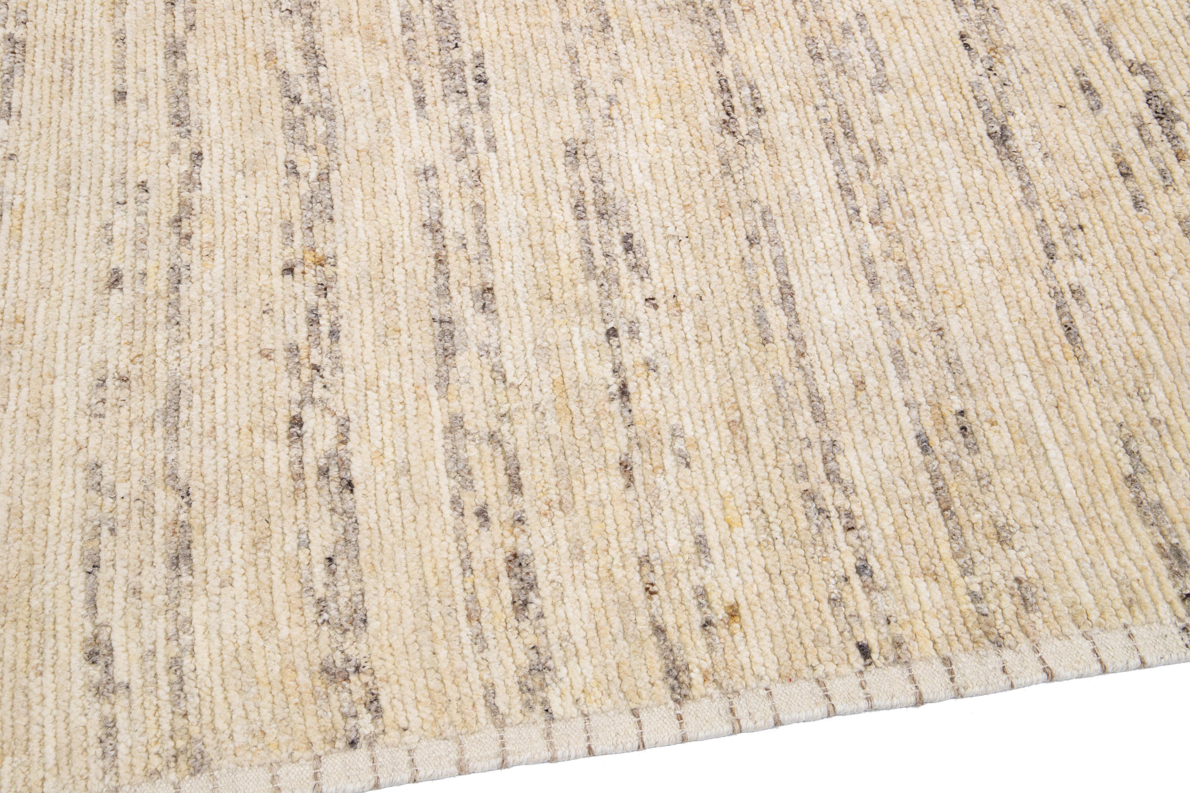 Tappeto in lana a righe beige in stile marocchino moderno fatto a mano di Apadana In condizioni Nuovo in vendita a Norwalk, CT