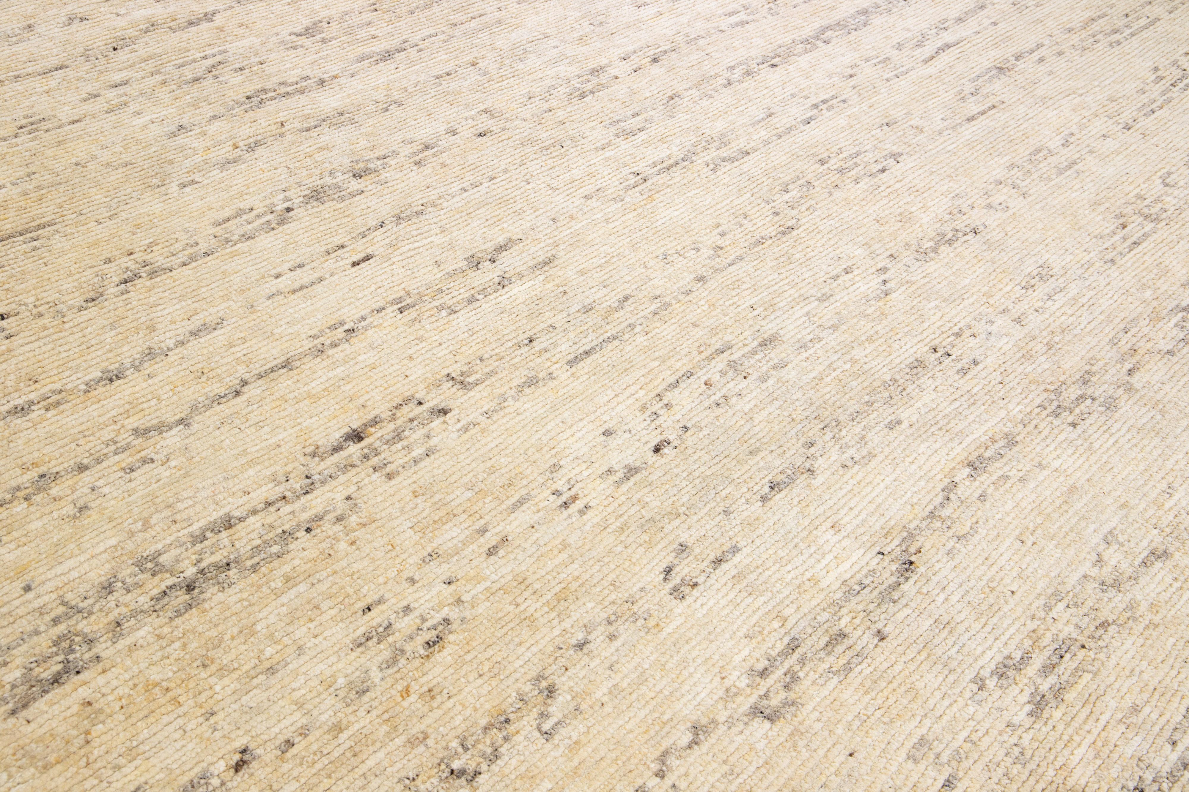 XXI secolo e contemporaneo Tappeto in lana a righe beige in stile marocchino moderno fatto a mano di Apadana in vendita