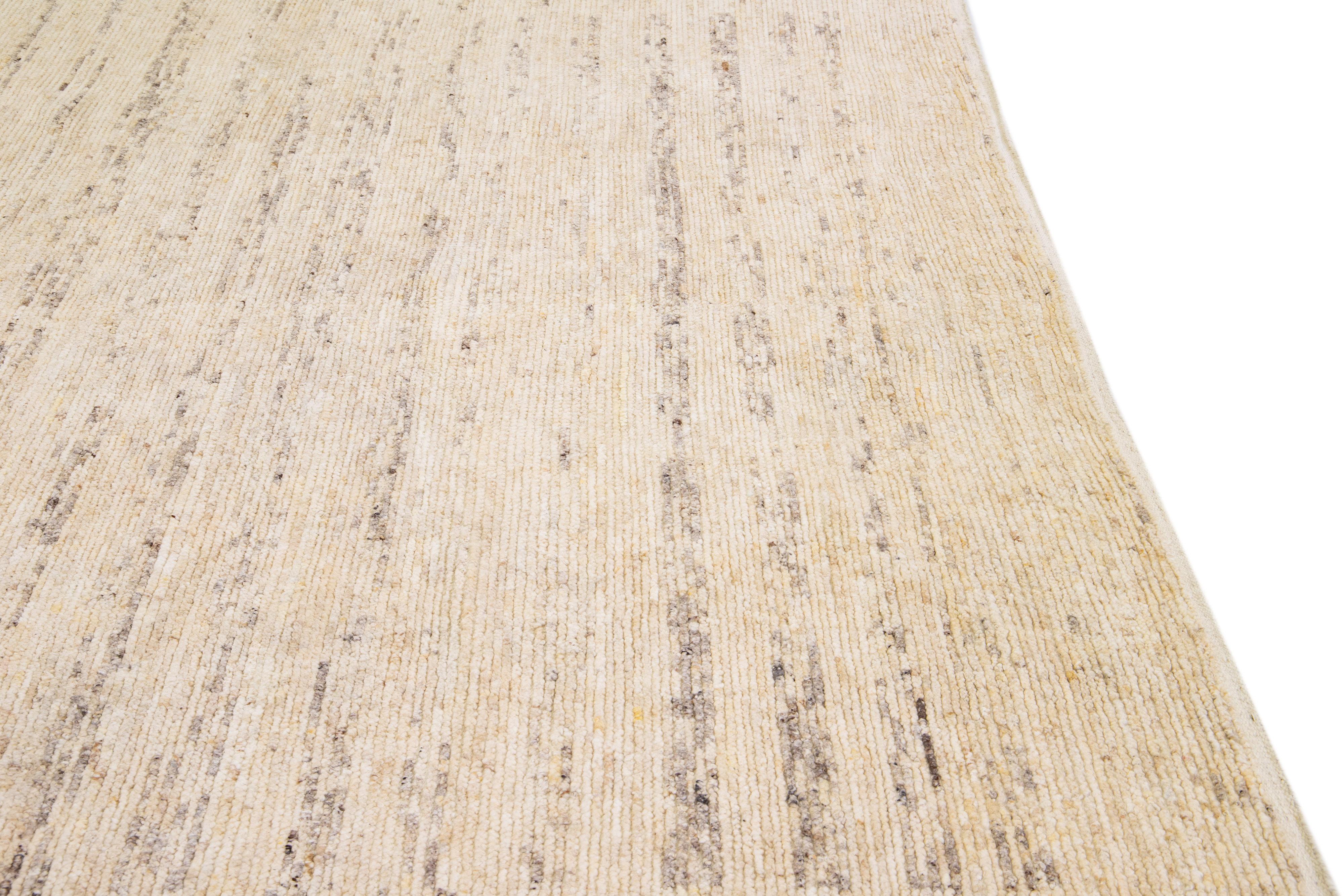 Tappeto in lana a righe beige in stile marocchino moderno fatto a mano di Apadana in vendita 1