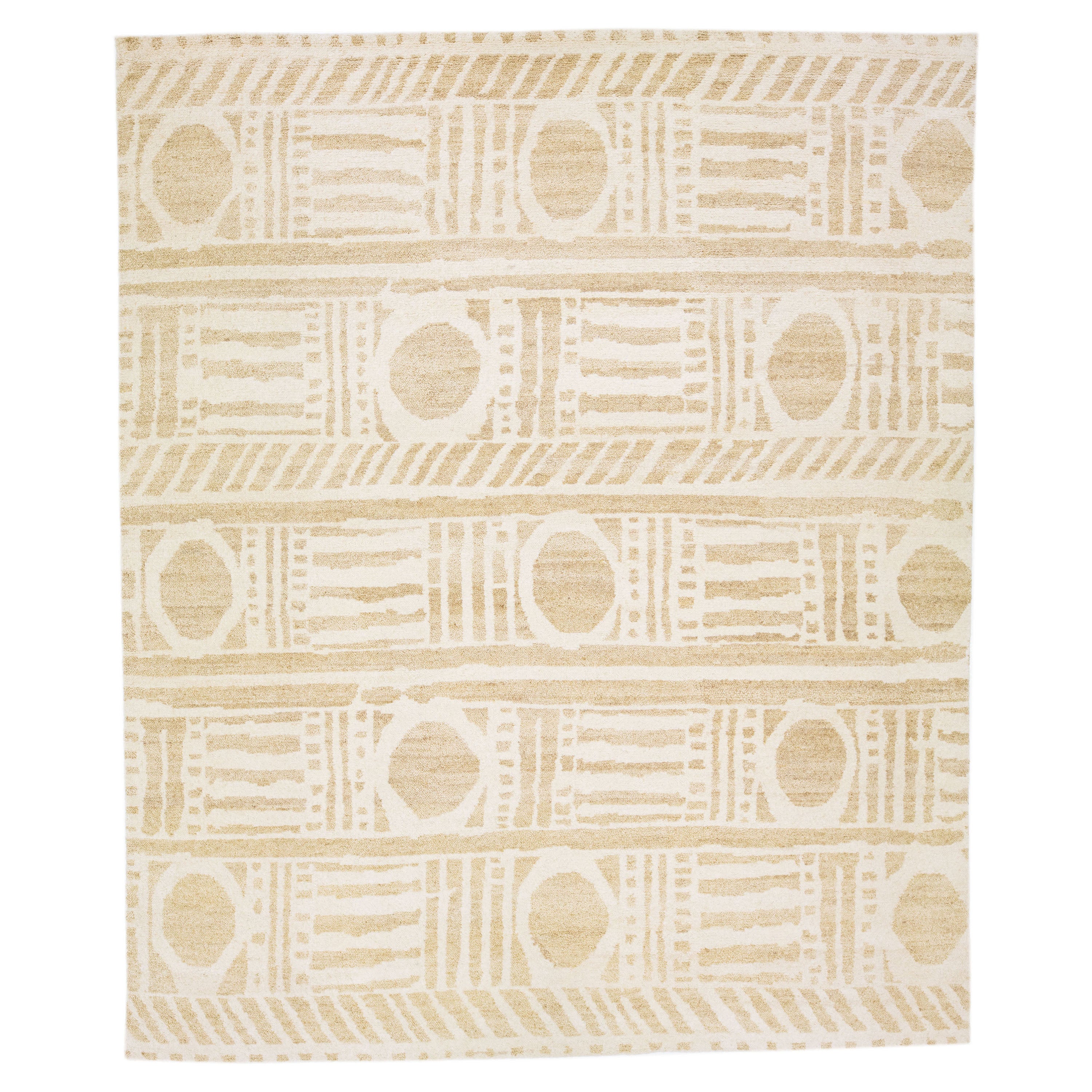 Moderner handgefertigter Wollteppich im marokkanischen Stil in Beige mit elfenbeinfarbenem, geometrischem Design im Angebot