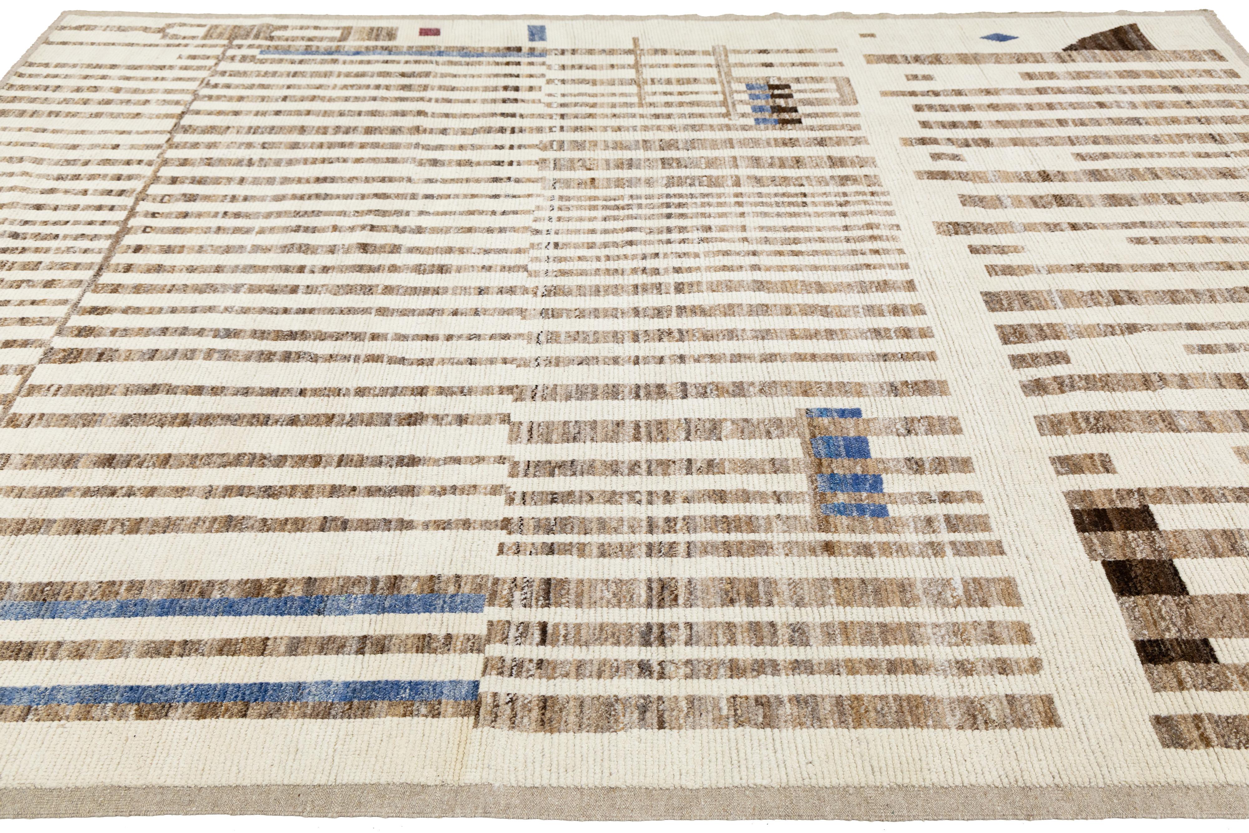 Beige Modern Moroccan Style Handmade Wool Rug with Abstract Stripe Design im Angebot 3