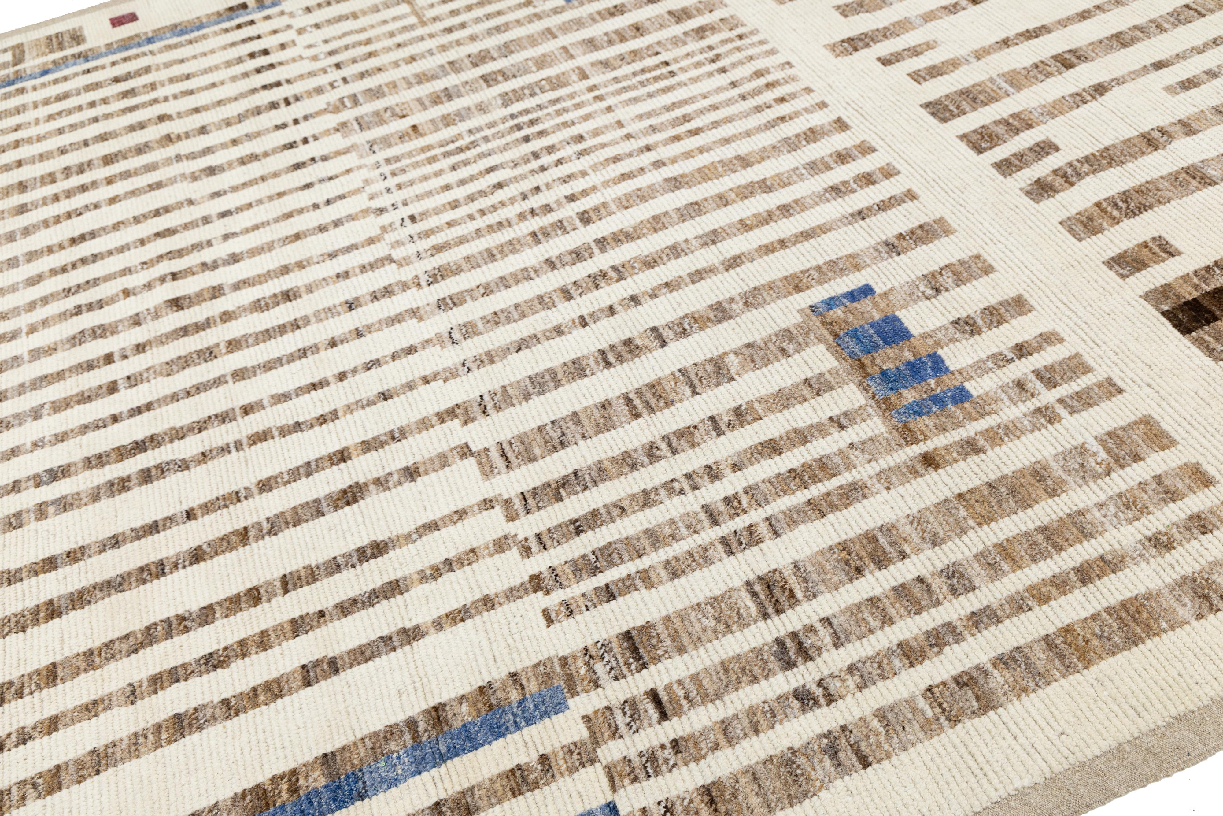 Beige Modern Moroccan Style Handmade Wool Rug with Abstract Stripe Design im Angebot 4