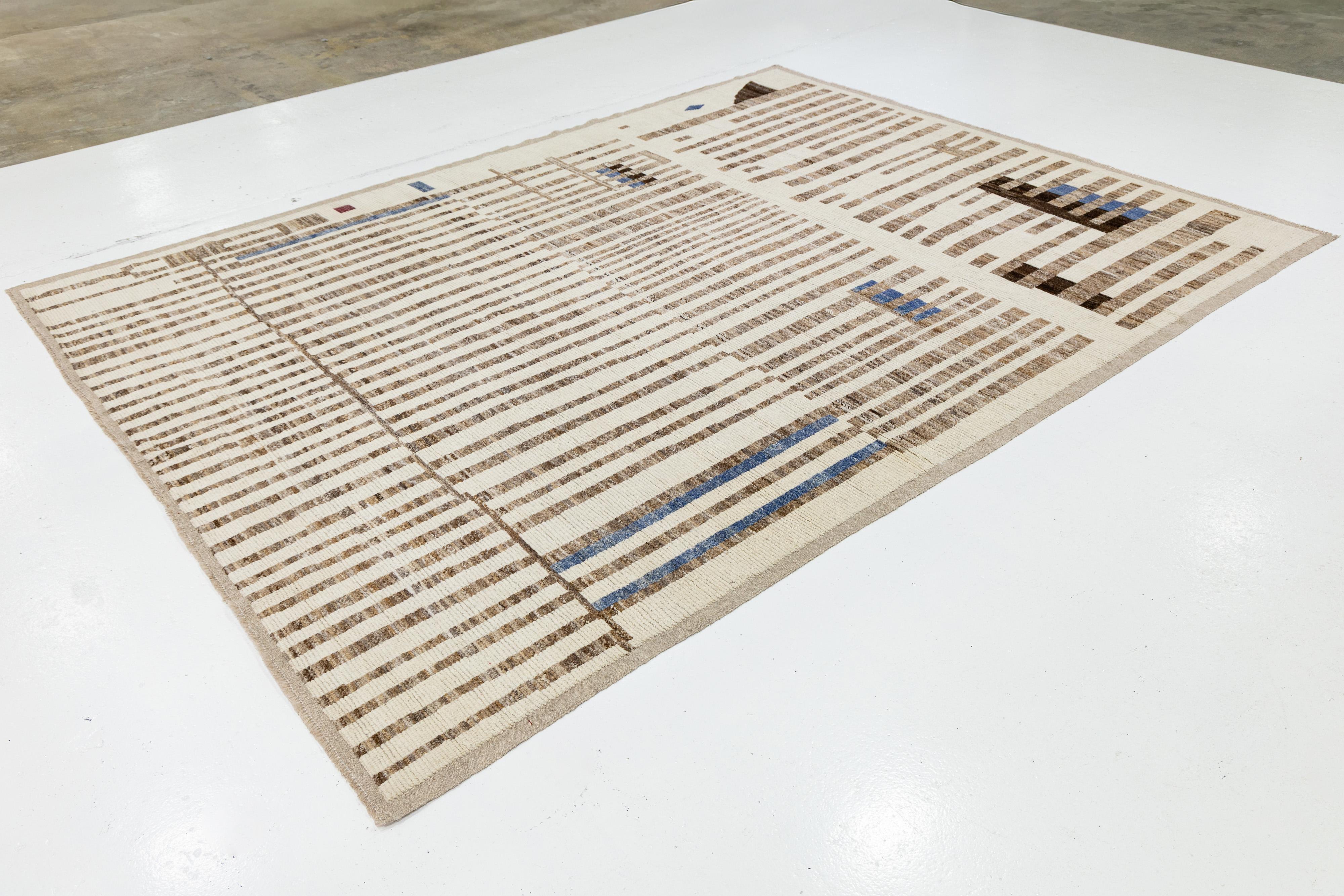 Beige Modern Moroccan Style Handmade Wool Rug with Abstract Stripe Design (Moderne) im Angebot