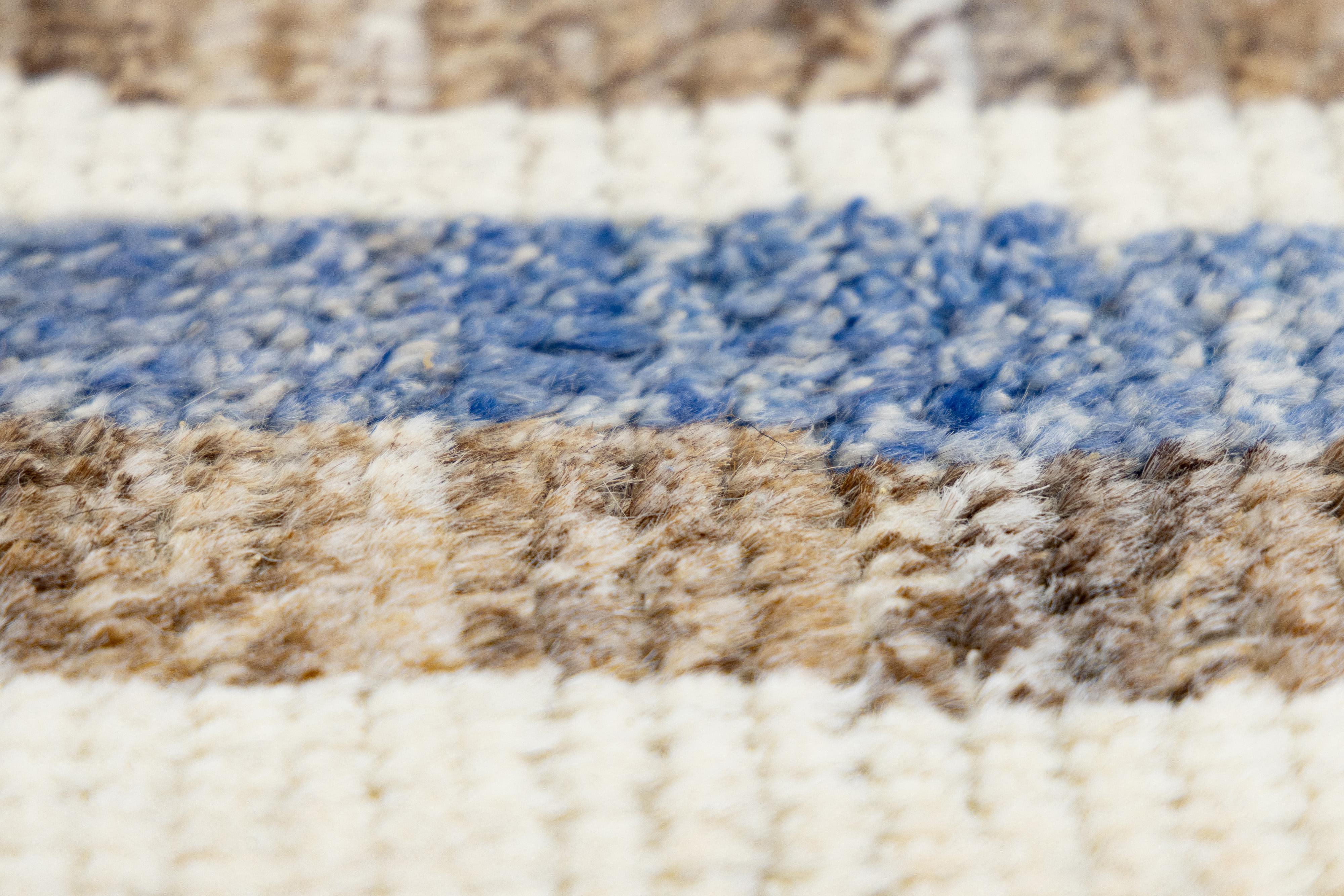 Beige Modern Moroccan Style Handmade Wool Rug with Abstract Stripe Design (Pakistanisch) im Angebot