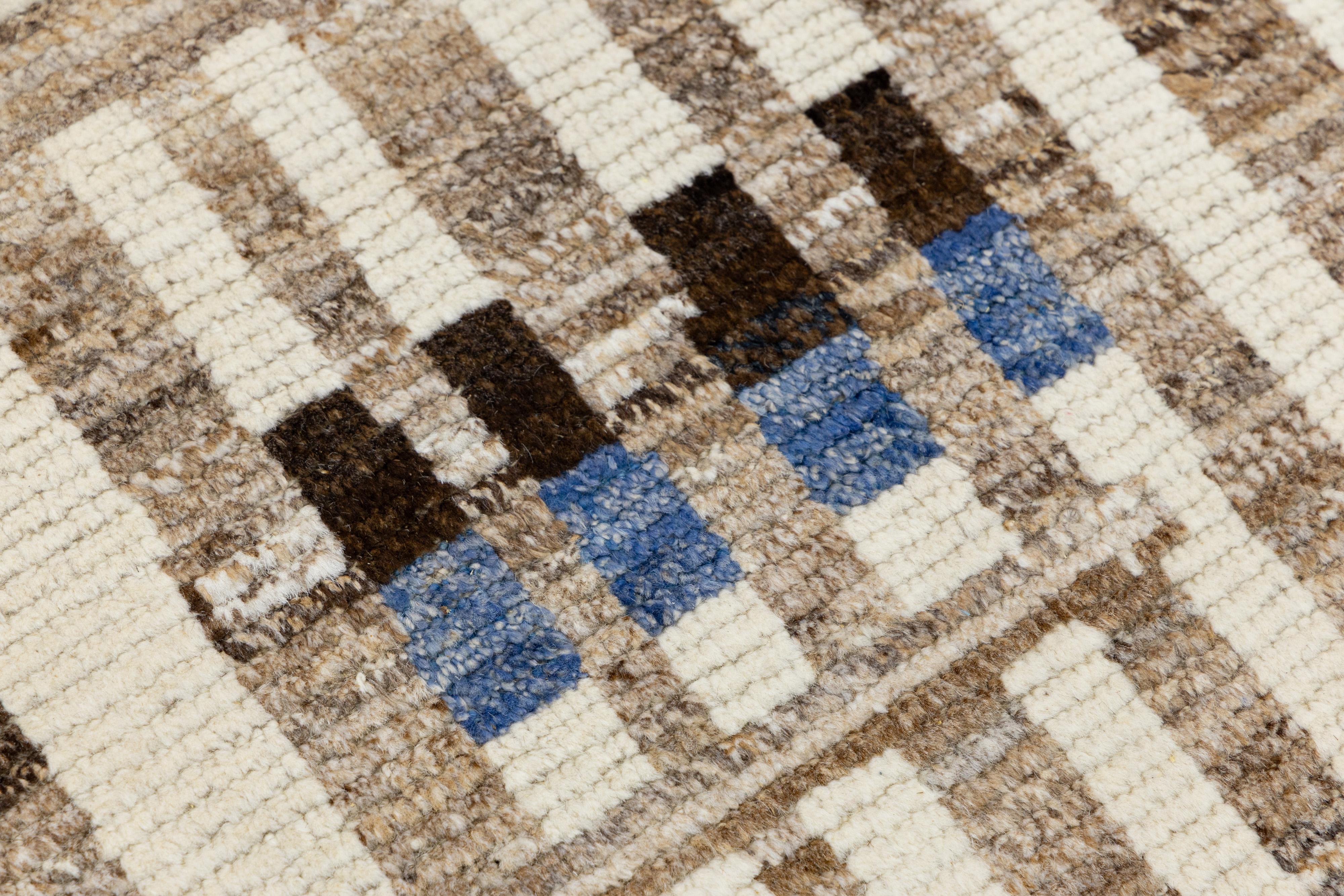 Beige Modern Moroccan Style Handmade Wool Rug with Abstract Stripe Design (Handgeknüpft) im Angebot